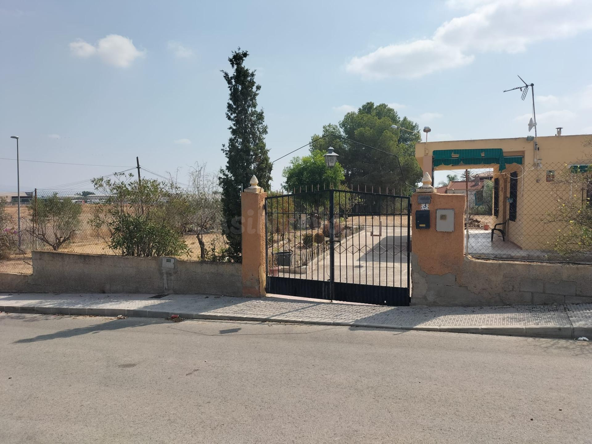 TERRENO CON VIVIENDA EN ZONA JABONEROS DE COX