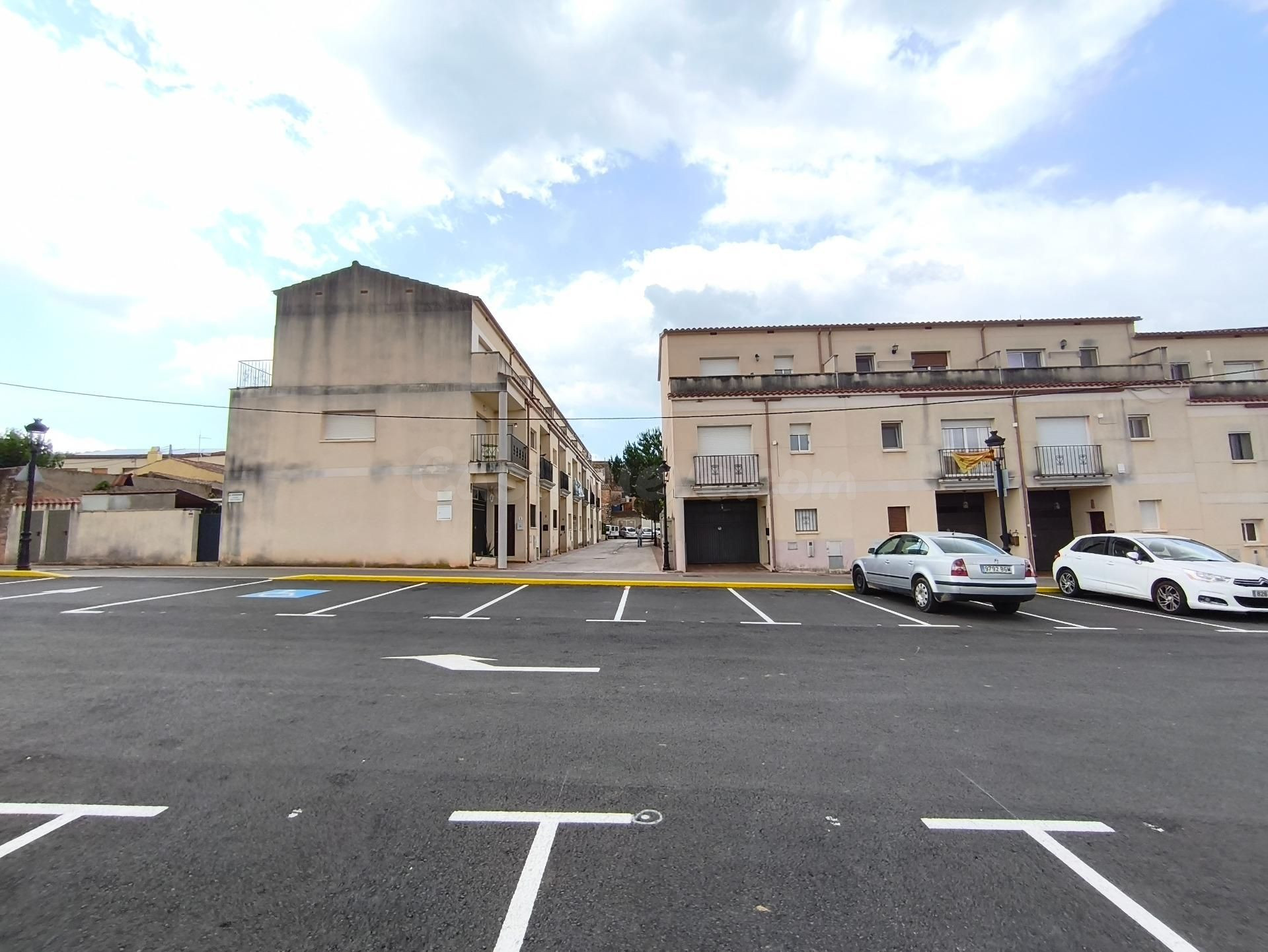 Casa adosada en venta en Montferri en venta con inquilinos (Rentabilidad neta 5%)