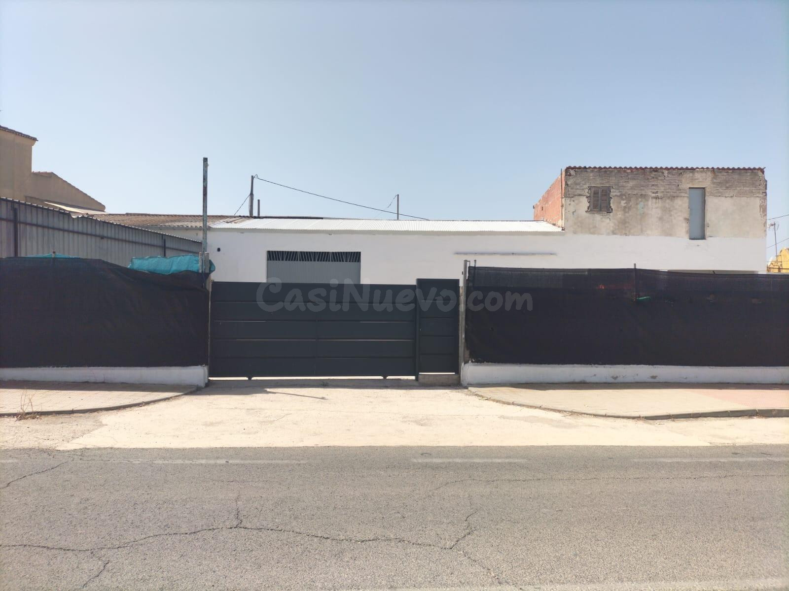 ALMACEN CON ESPACIO EXTERIOR