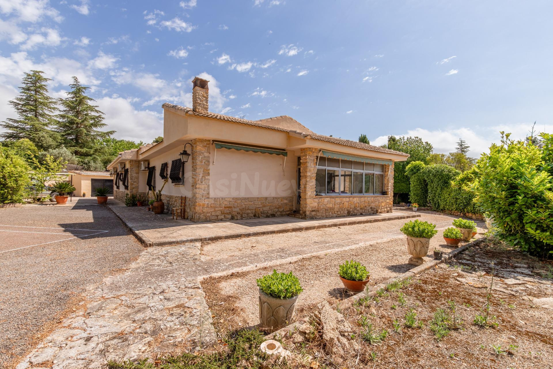 Chalet premium con 4.251m de parcela, piscina, pista de tenis y casa de invitados independiente.