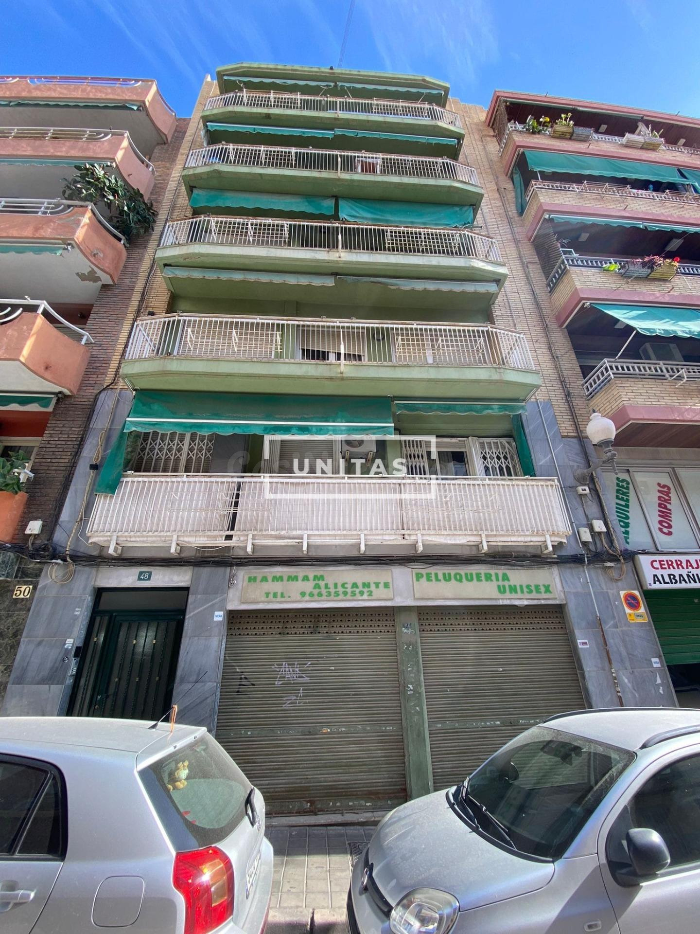Se vende local en Calle Valencia Nº48