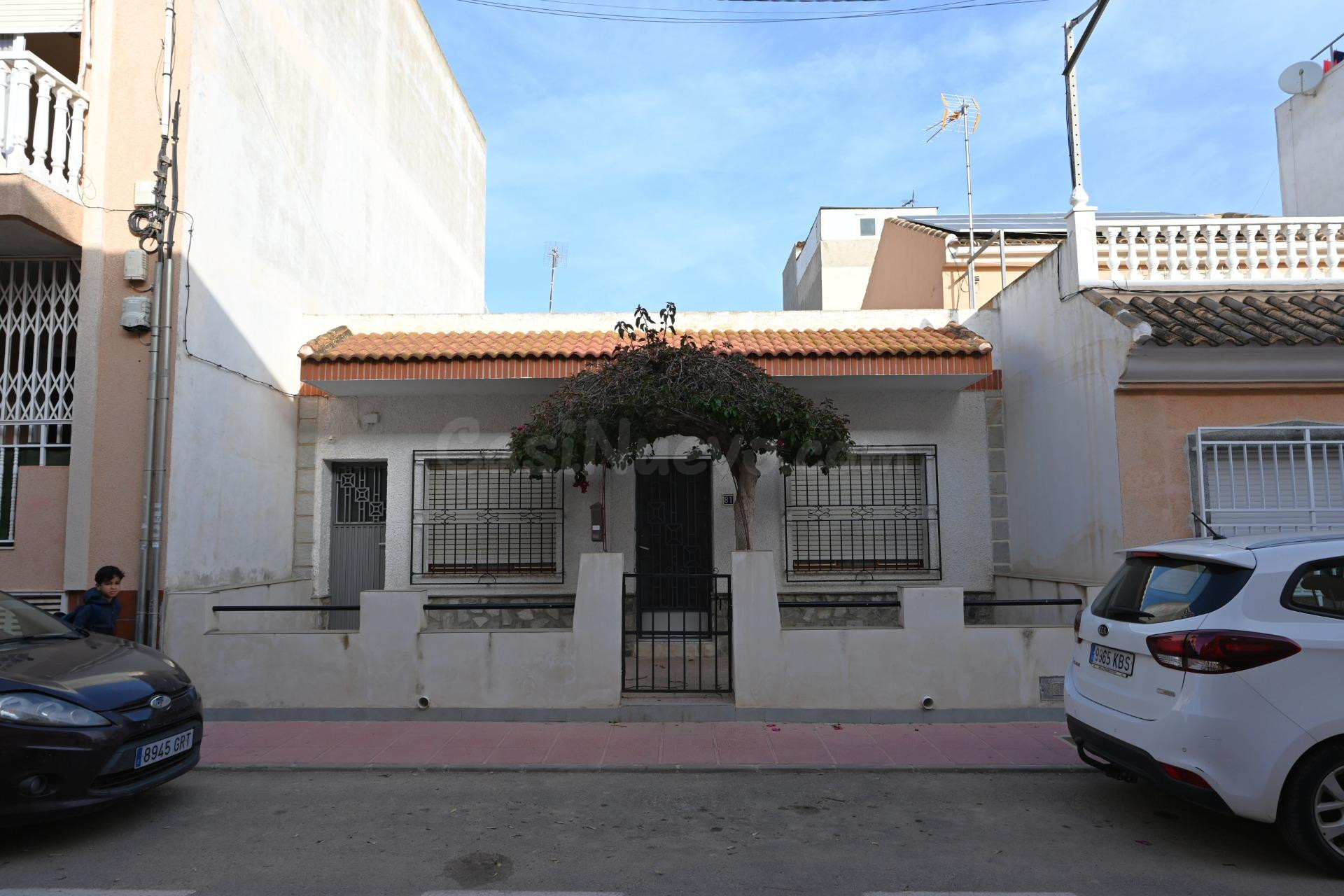 Se vende planta baja de 3 habitaciones y un aseo en el centro de Los Alcázares.