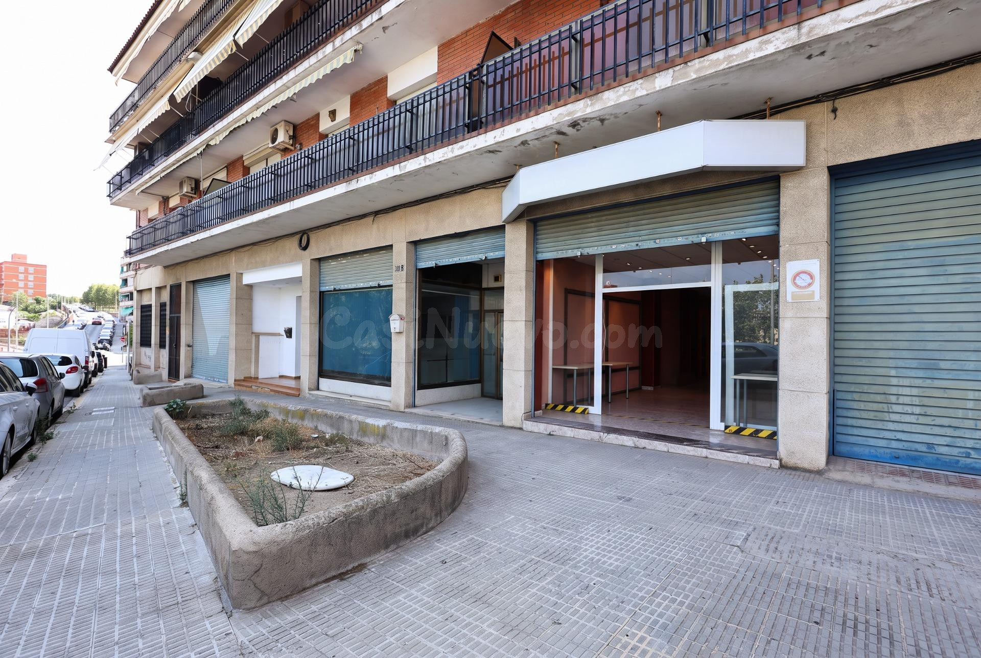 Amplio local comercial de 326 m2 formado por dos locales unidos en Santa Perpètua de Mogoda