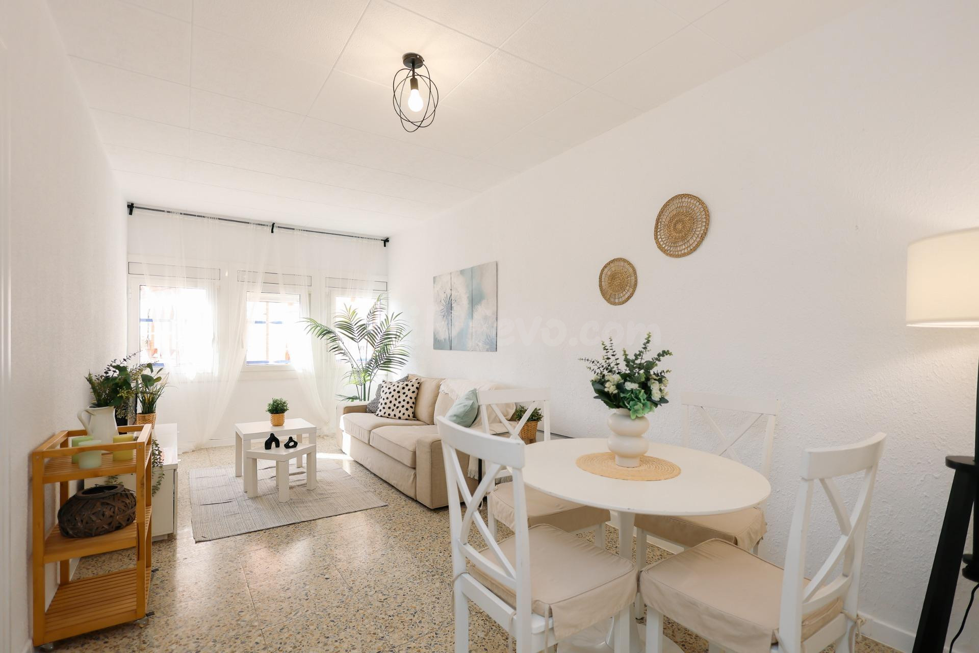 Piso en Venta en La Marina del Port - Oportunidad Única por €265,000