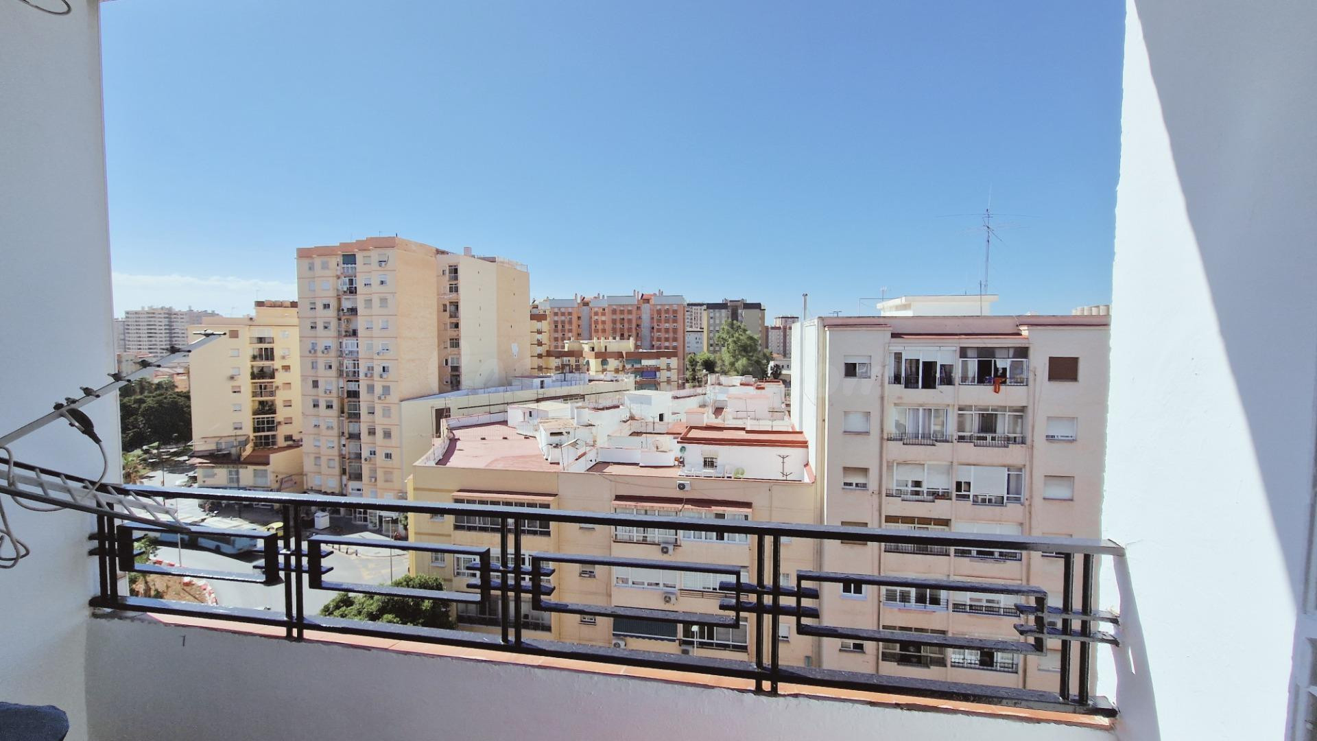 ¡TU NUEVO PROYECTO TE ESPERA EN MÁLAGA!  PISO CON TERRAZA Y MUCHÍSIMO POTENCIAL