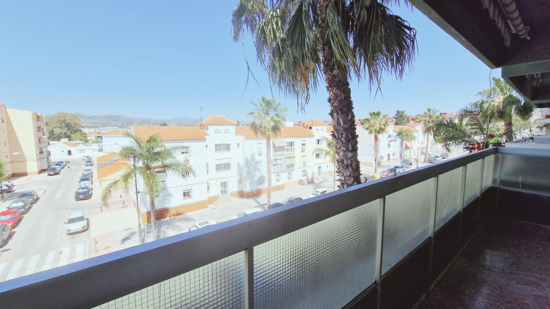 Amplio piso de 3 dormitorios con terraza y chimenea en Avenida Vivar Téllez, Vélez-Málaga