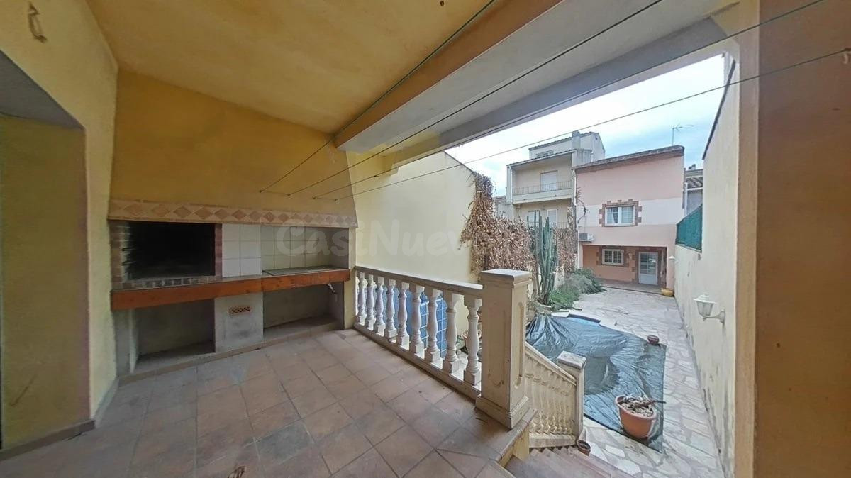 CASA ADOSADA 3 PLANTAS DE 365M2, TERRAZA, PATIO, PISCINA, GARAJE, EN TORROELLA DE MONTGRÍ
