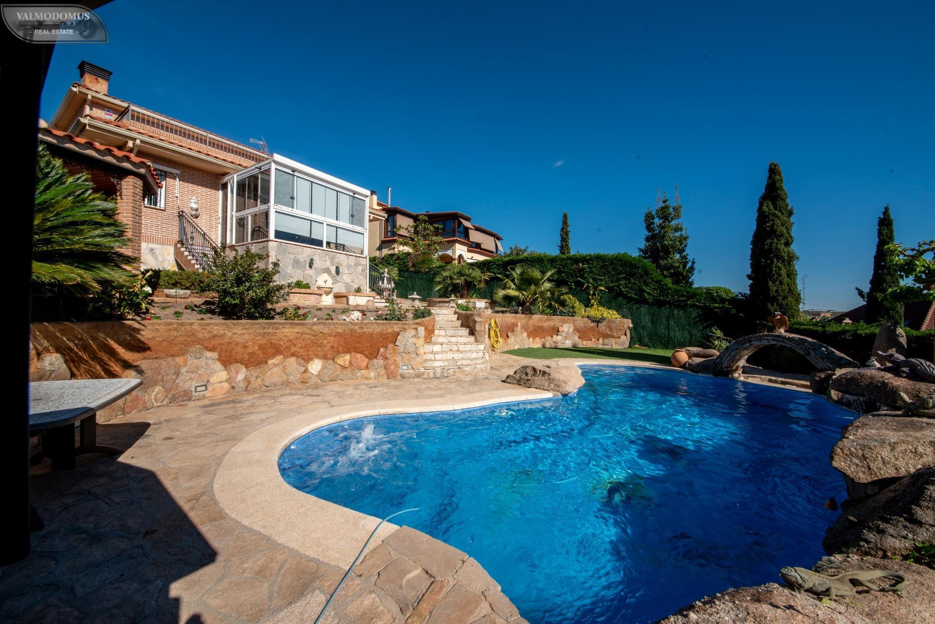 Exclusiva vivienda independiente con espectacular piscina de diseño y máximas calidades.