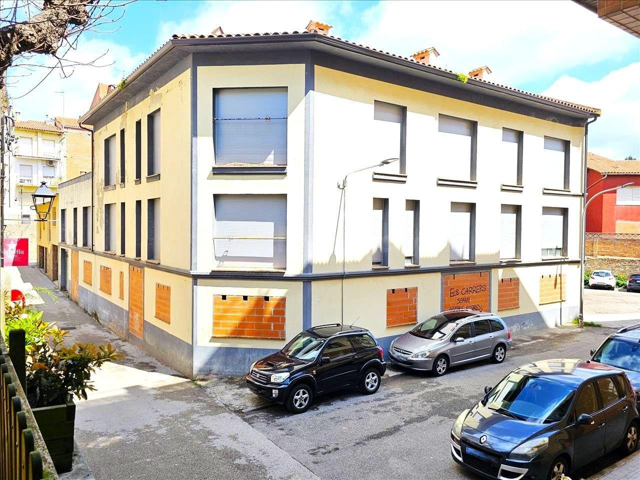 EDIFICIO OBRA PARADA EN SANT HILARI SACALM