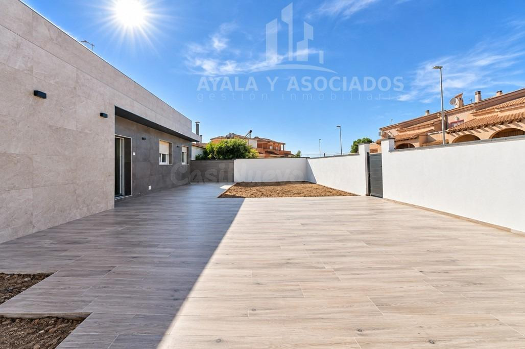 CHALET RECIENTEMENTE REFORMADO CON PISCINA PRIVADA EN POZO E