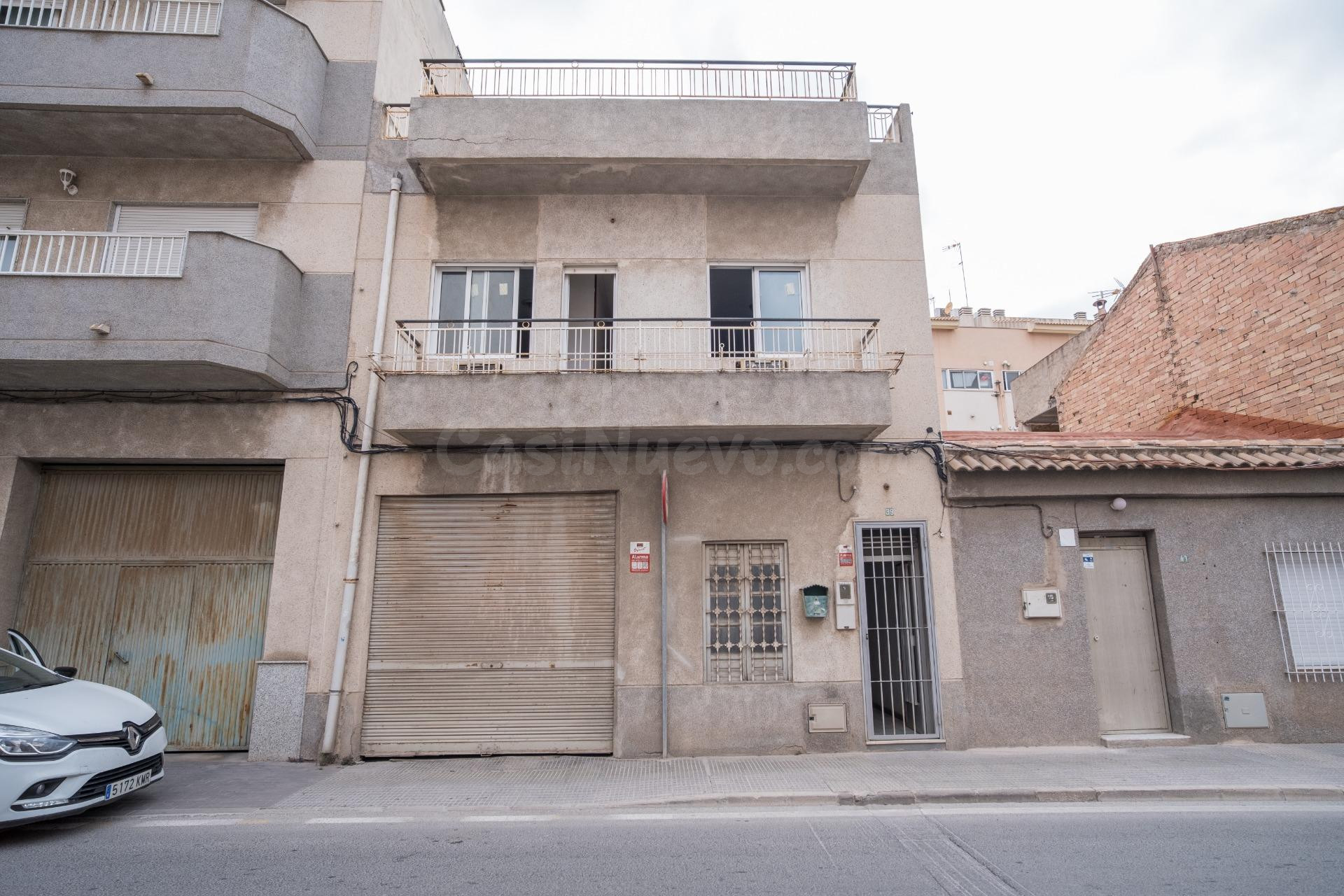 CASA INDEPENDIENTE CON GARAJE-ALMACÉN, PATIO Y TERRAZA DE 58 M2 EN ZARANDONA