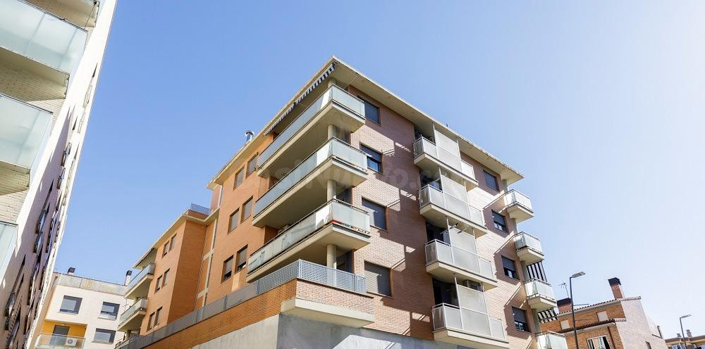 CUARTE DE HUERVA: 78 m2 útiles, dos dormitorios, dos baños, salón y cocina. TERRAZA 50 m2. Garaje y trastero. Ascensor.