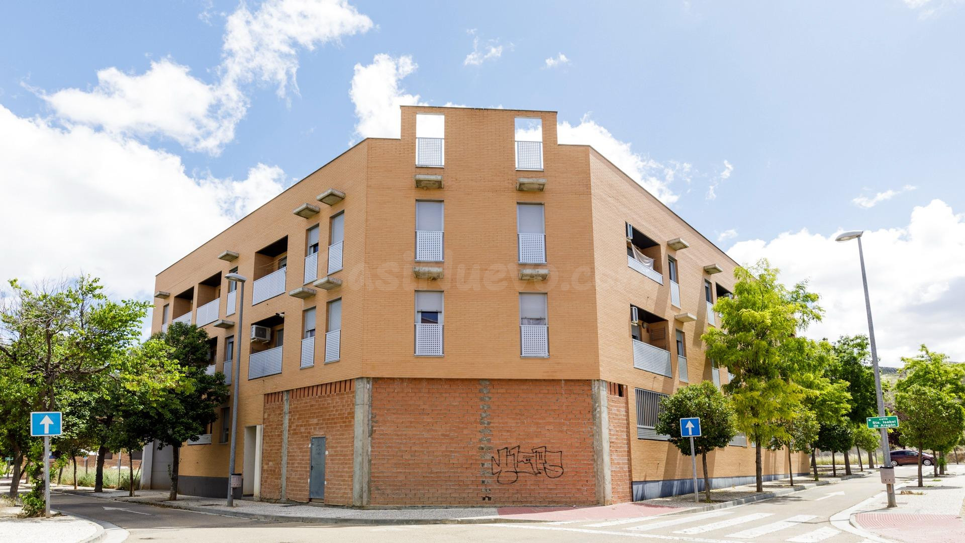 CADRETE: 3 dormitorios, salón, cocina y 2 baños. Garaje y trastero.