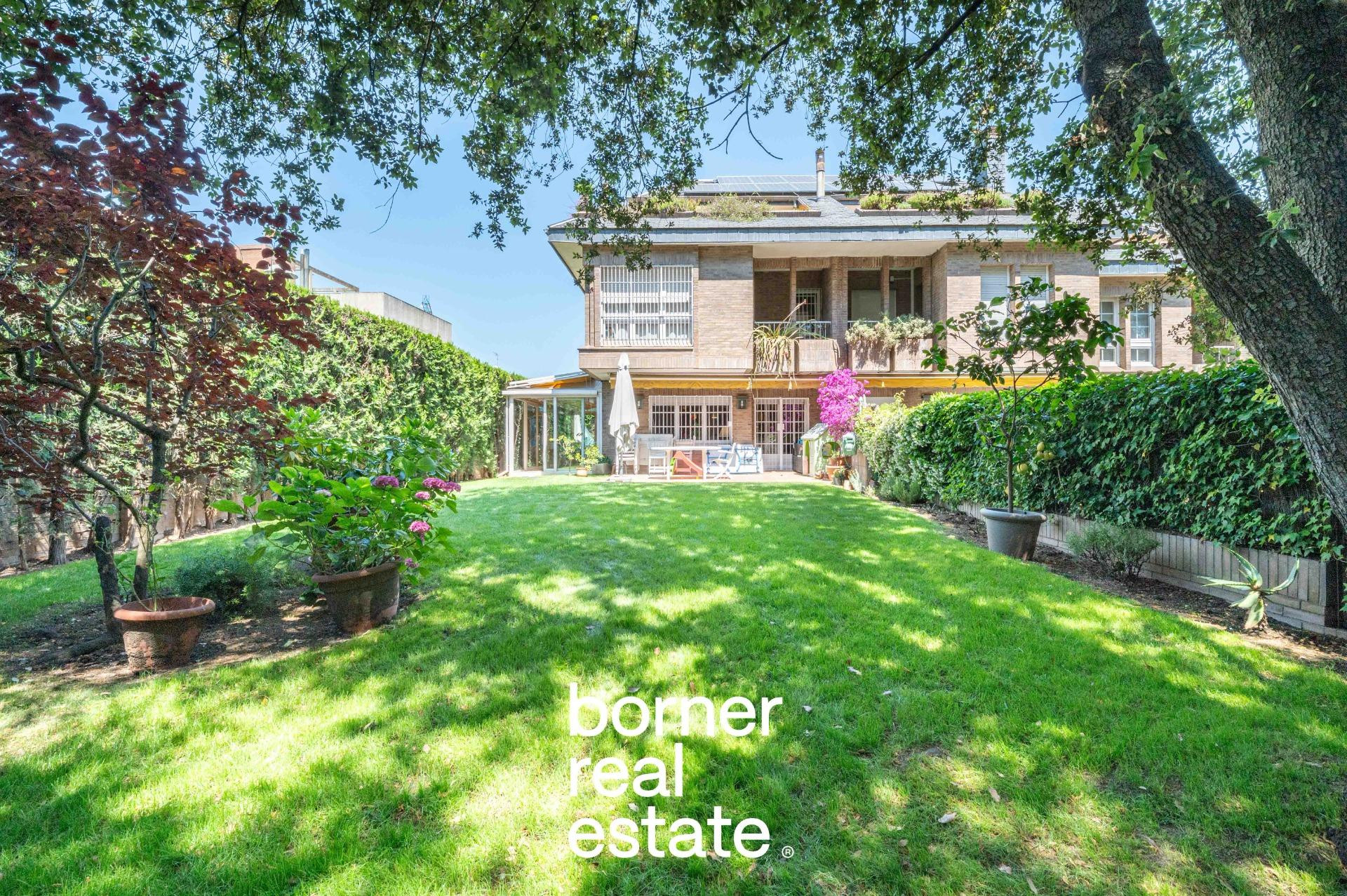Exclusiva casa esquinera de 386m2 con jardín privado y pisci