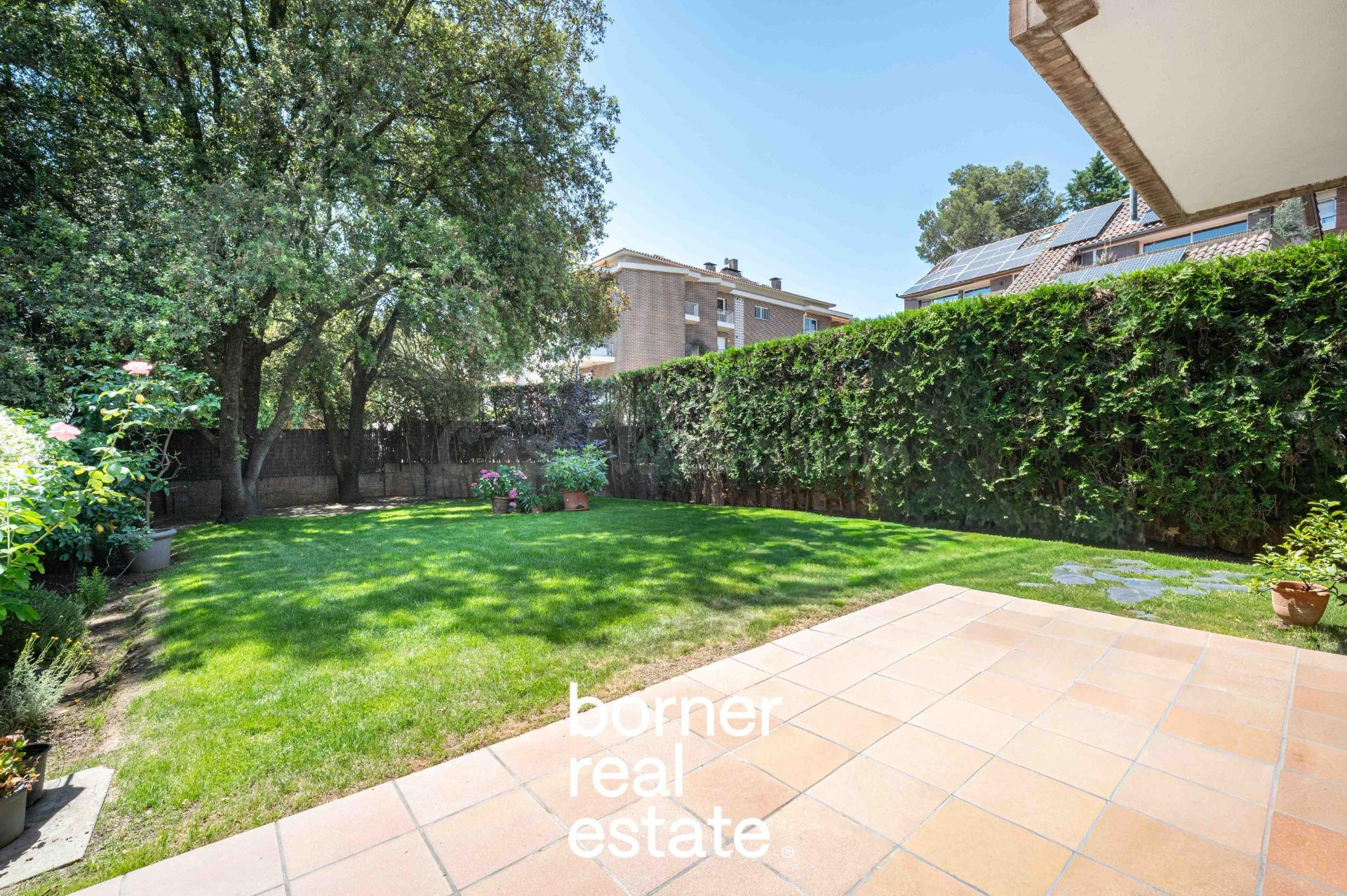 Exclusiva casa esquinera de 386m2 con jardín privado y pisci - foto 3