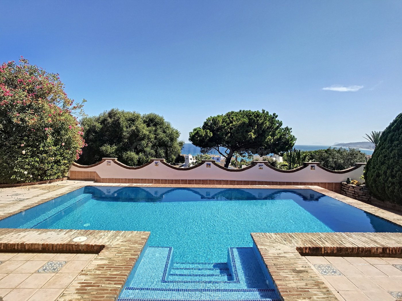 VILLA CON PISCINA PRIVADA EN COSTA DE CASARES