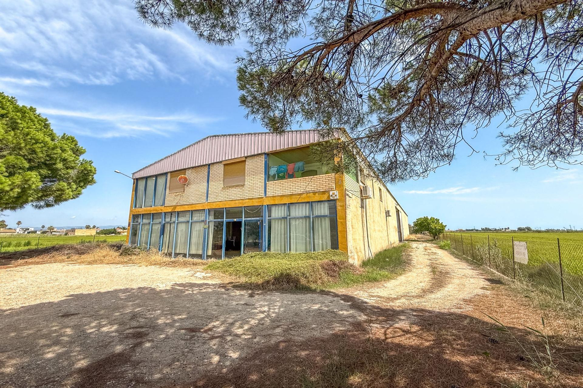 Nave industrial con vivienda y gran terreno en venta en Deltebre