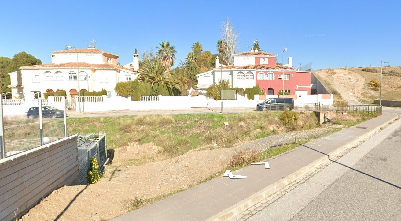 Venta de parcela en urbanización p-12, La Zubia.