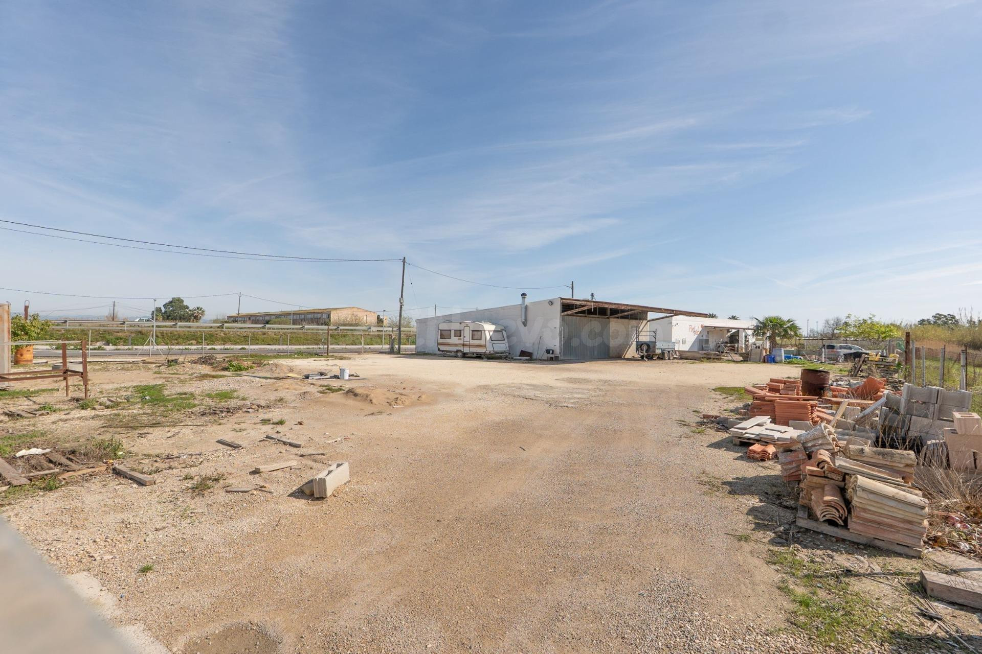 Almacén con amplio terreno en venta en Deltebre