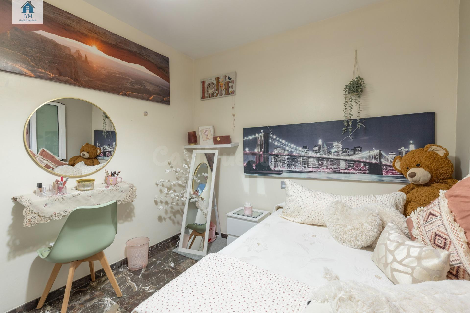 Piso en venta de tres habitaciones en La Zubia