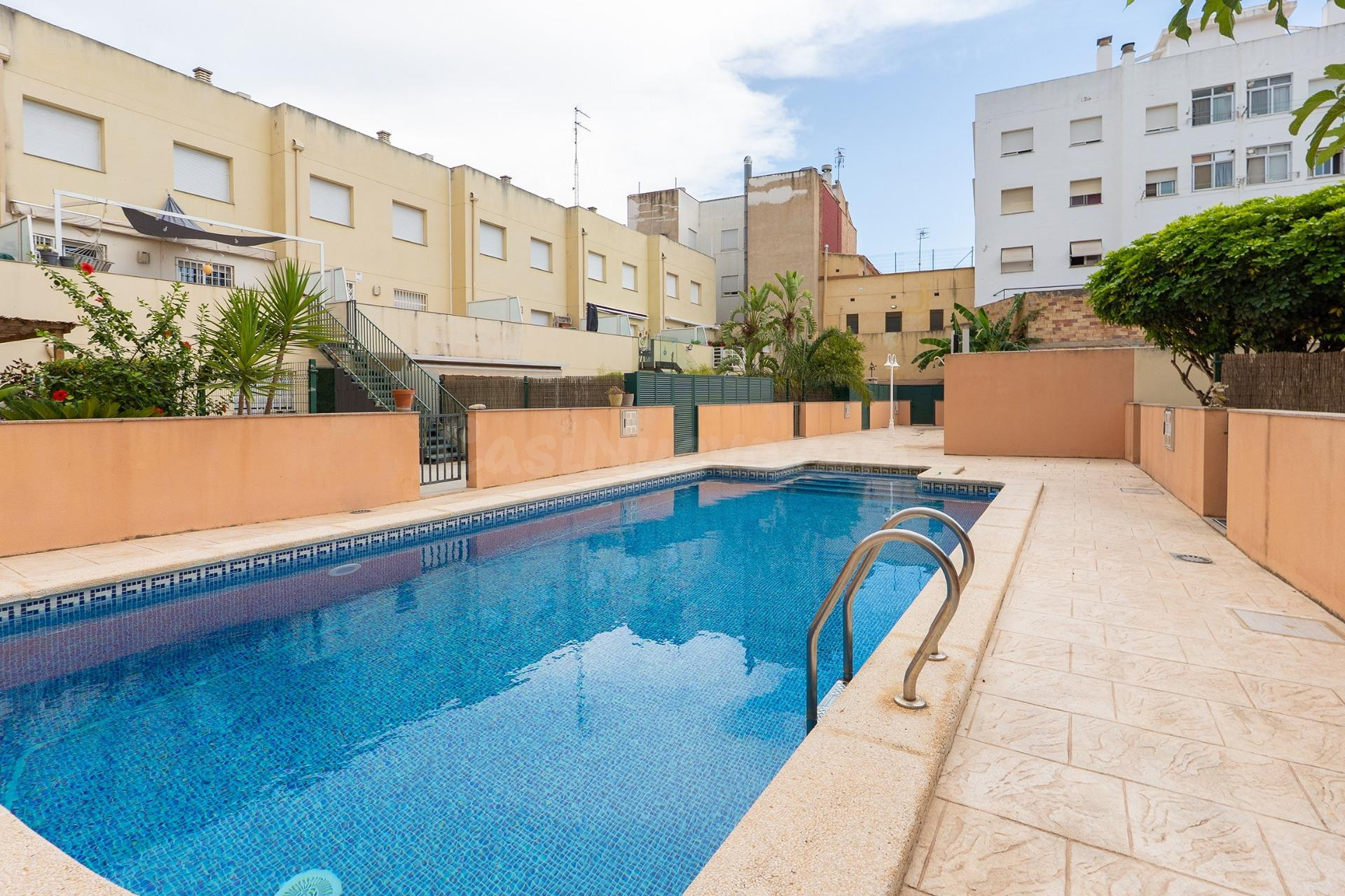 Casa adosada con ascensor, amplios espacios y piscina comunitaria