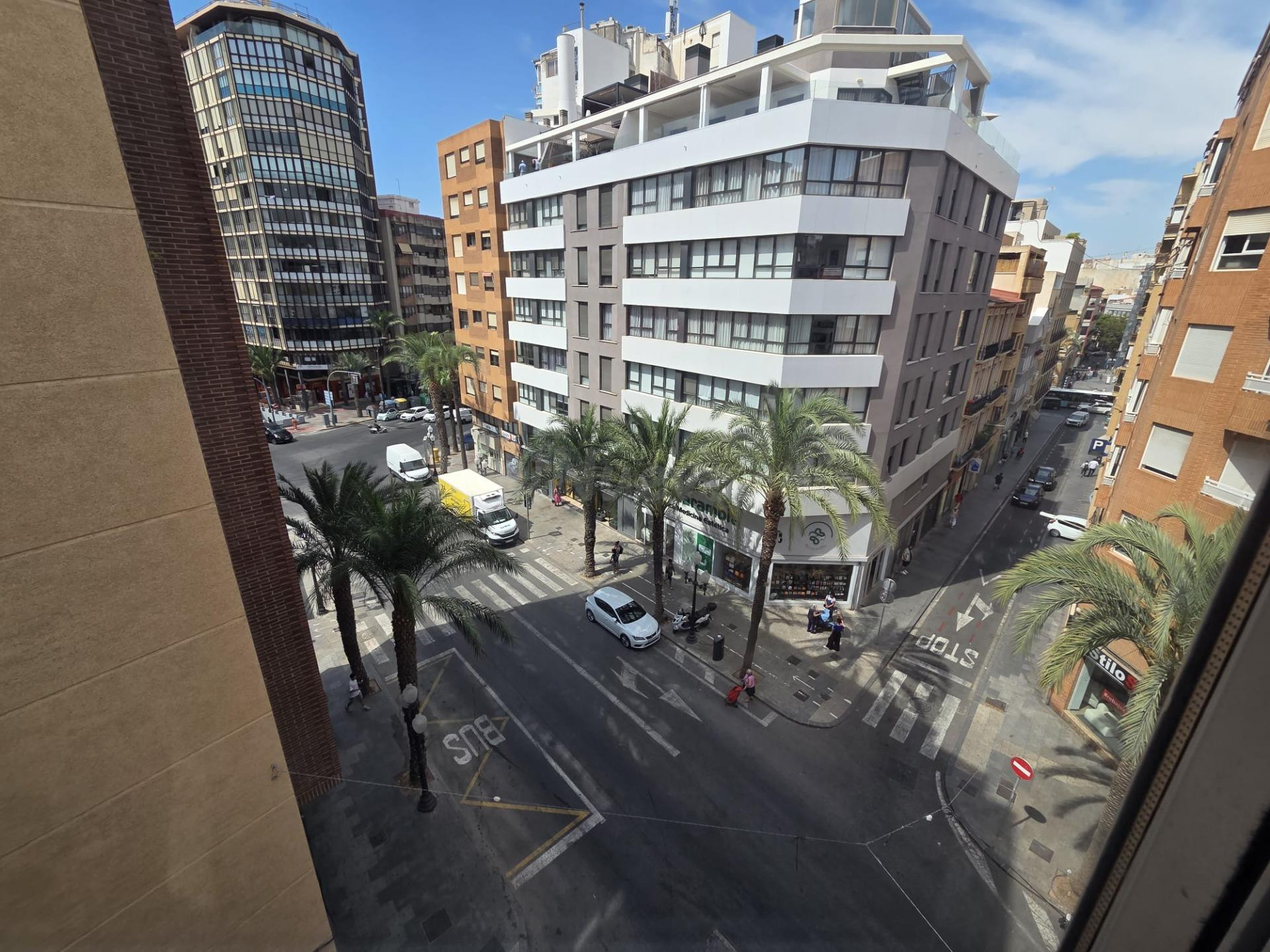 Amplio y Luminoso Piso Doble en el Corazón de Alicante por €360,000