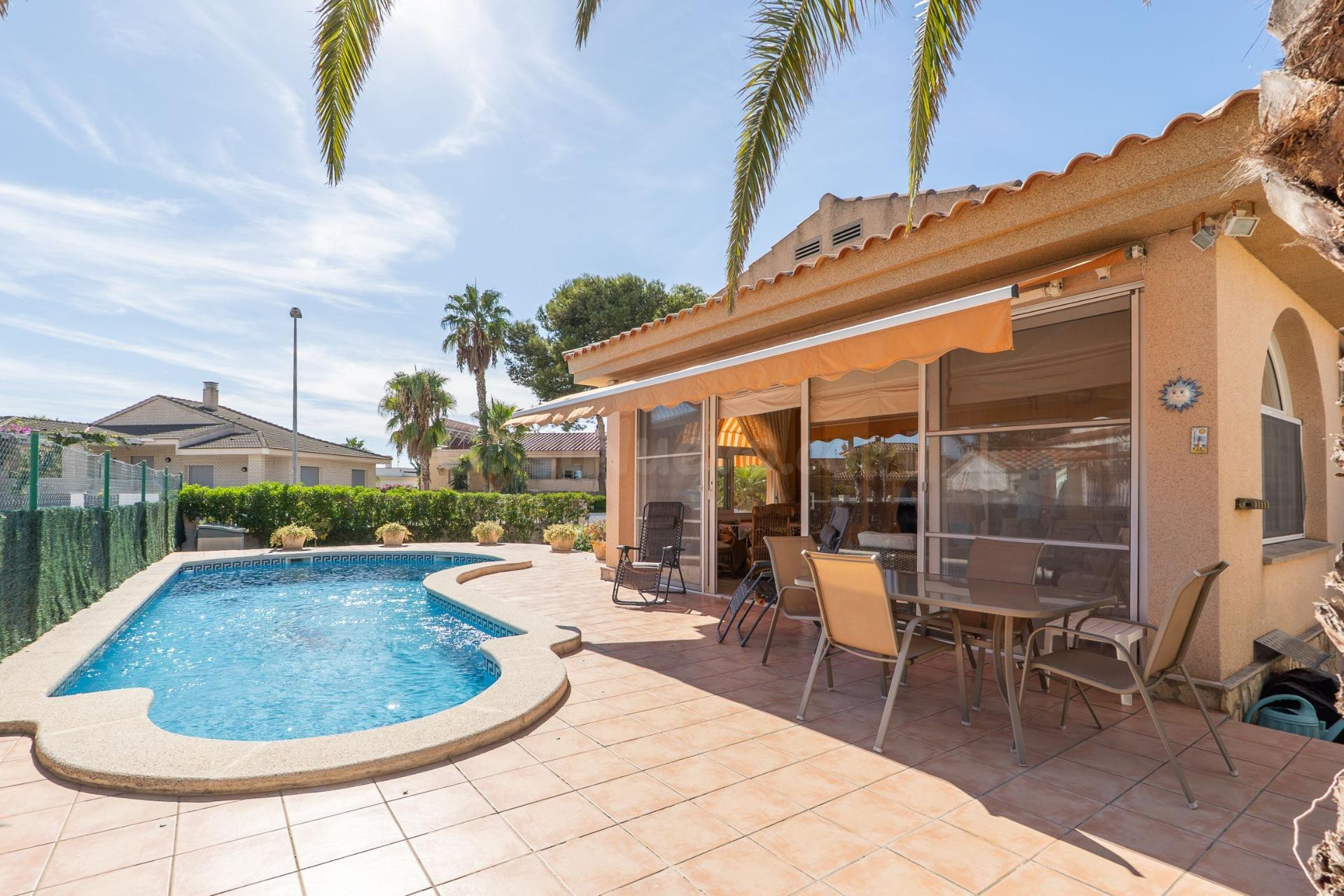 Casa en Riumar con parcela de 600 m2, piscina, almacén y jardín