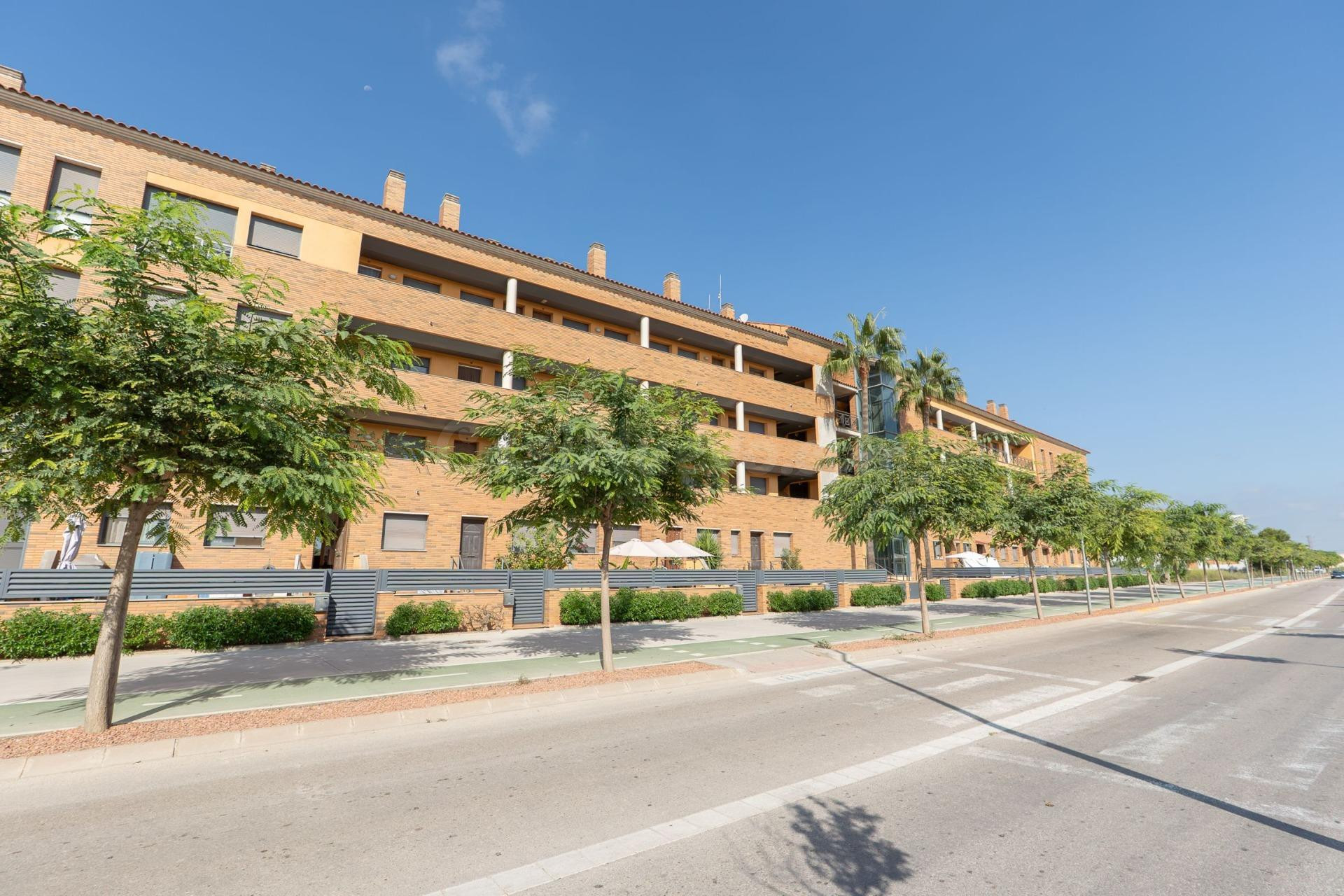 Ático dúplex con terraza, piscina comunitaria, parking, garaje y ascensor en Deltebre