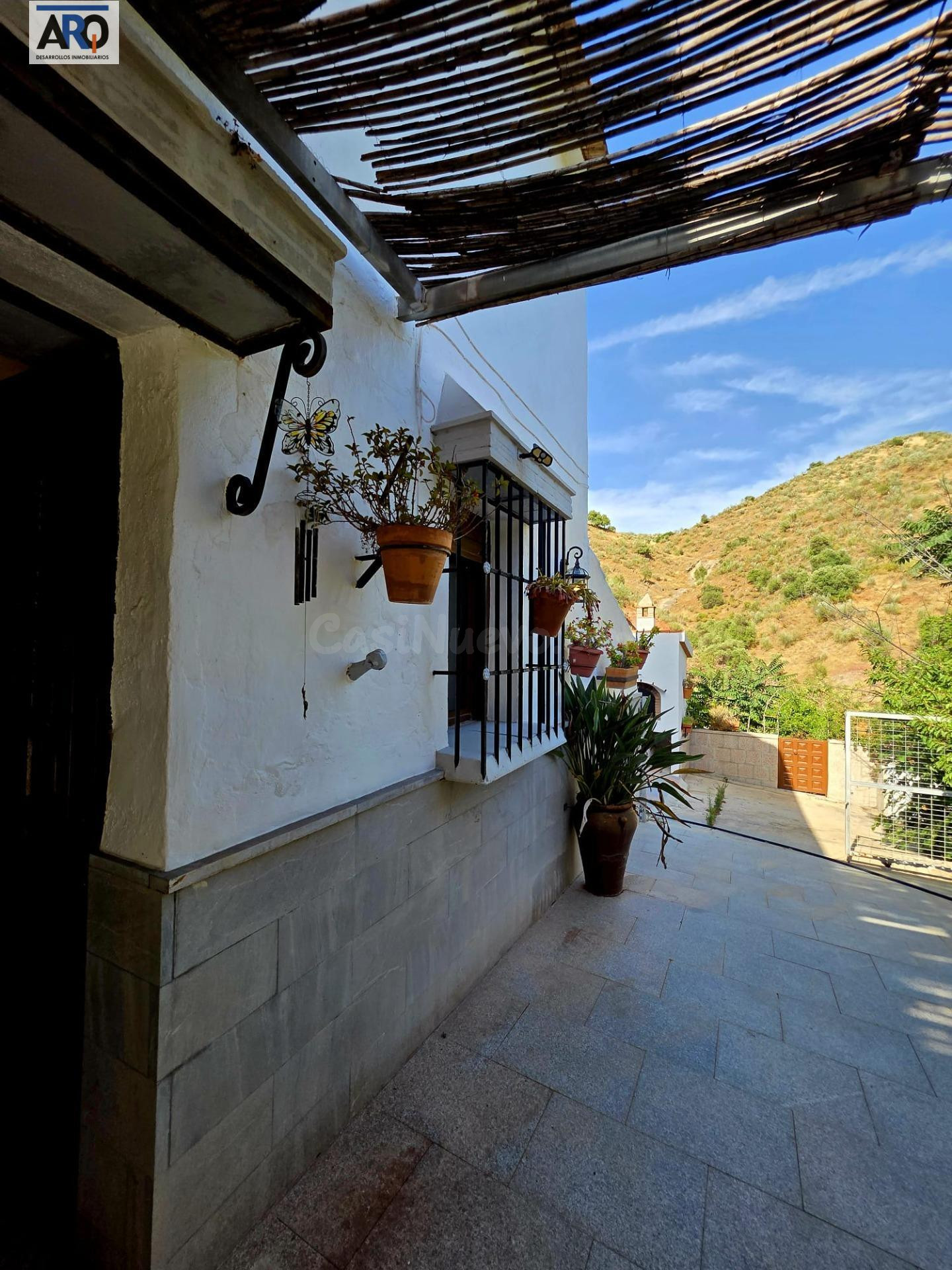 Casa Urbana de 270 m2 con Parcela Rústica de más de 1.800 m2 en Almogía