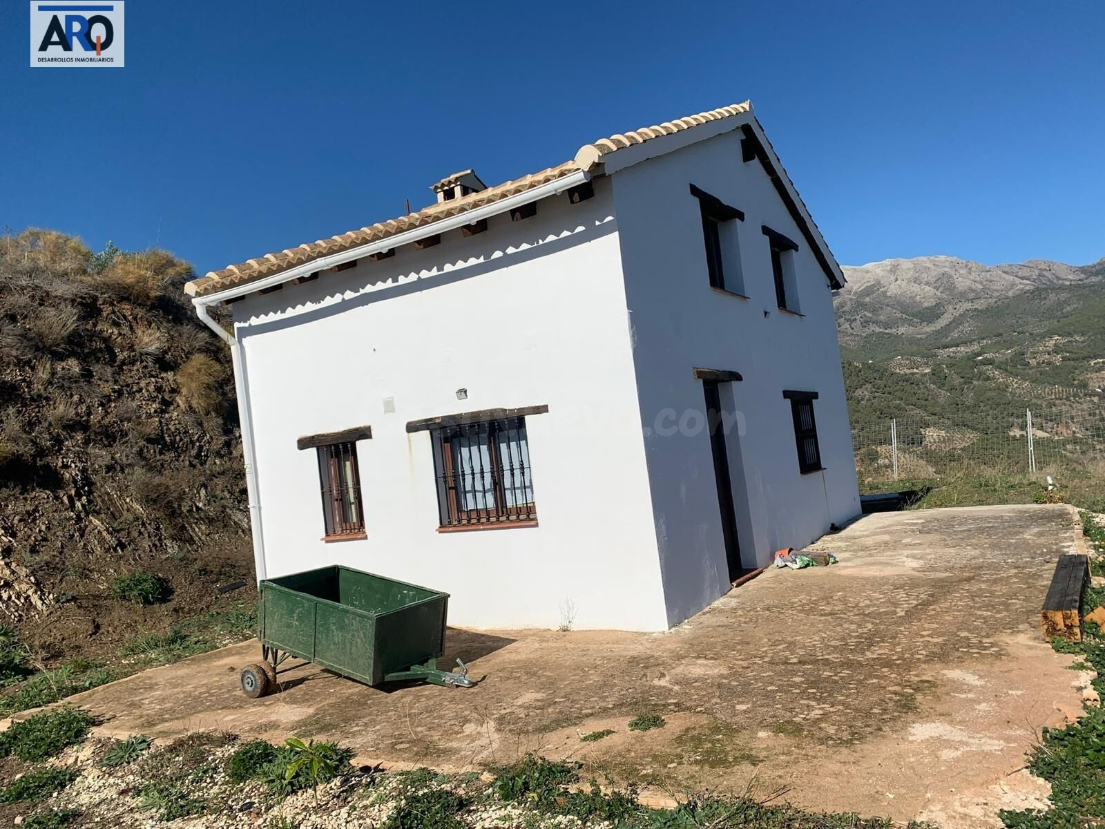 Casa urbana de 120 m2 con finca de 16.000 m2 en Yunquera