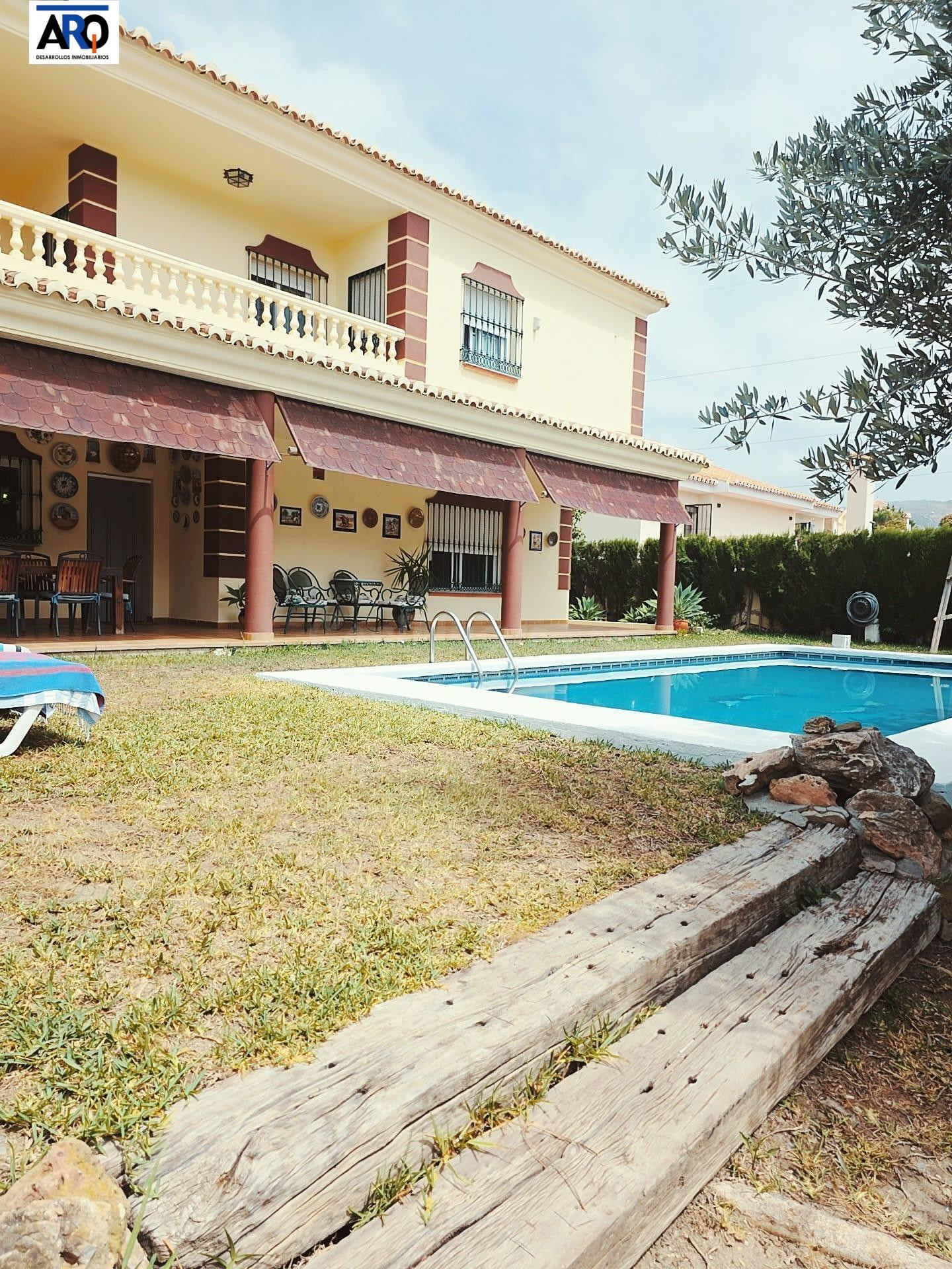 EXCLUSIVO CHALET VENTA 215 M EN RINCÓN DE LA VICTORIA - foto 2