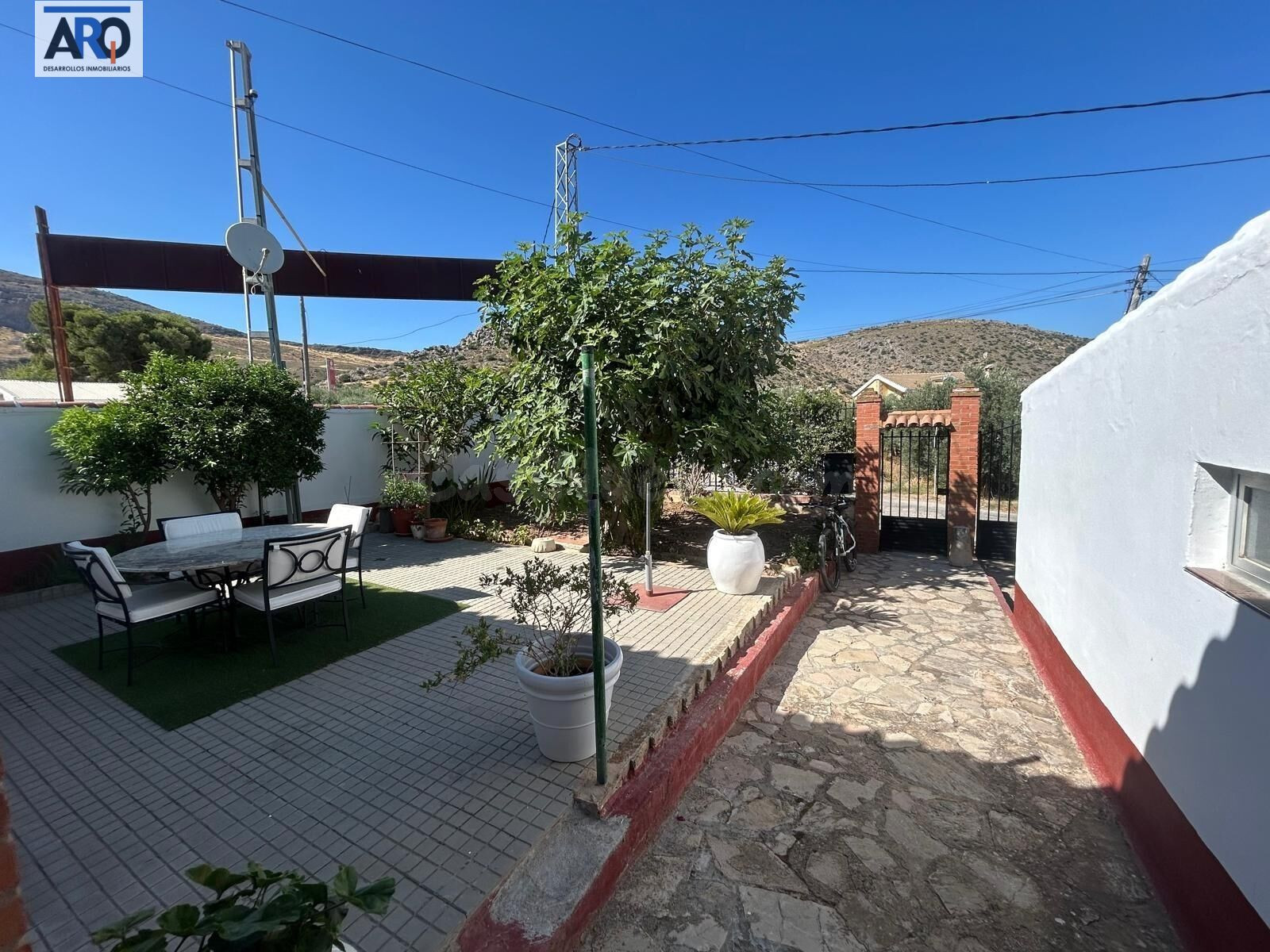 Chalet independiente con salón de eventos, nave y gran parcela