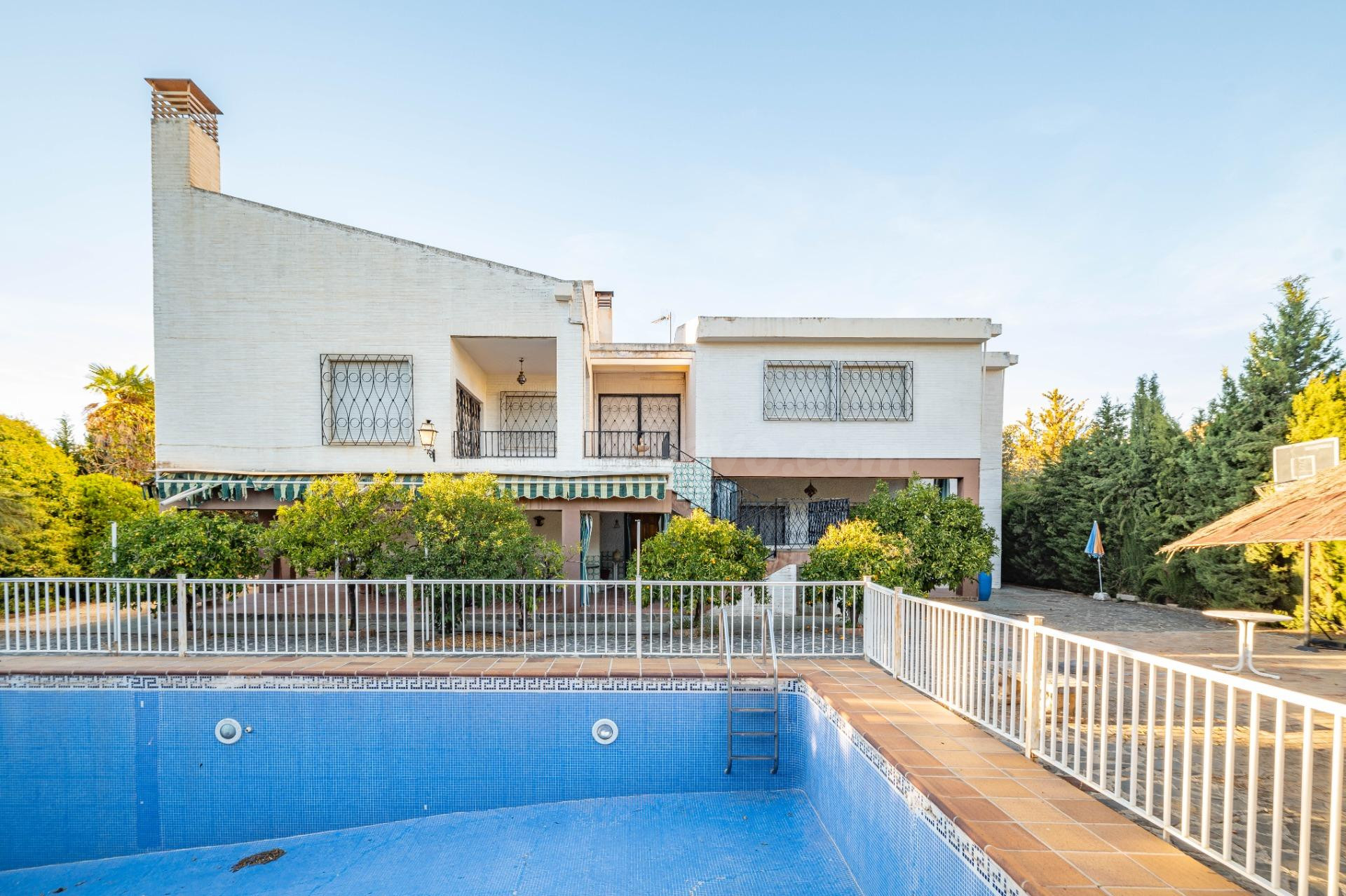 FANTÁSTICO CHALET INDEPENDIENTE CON PISCINA EN HUETOR VEGA