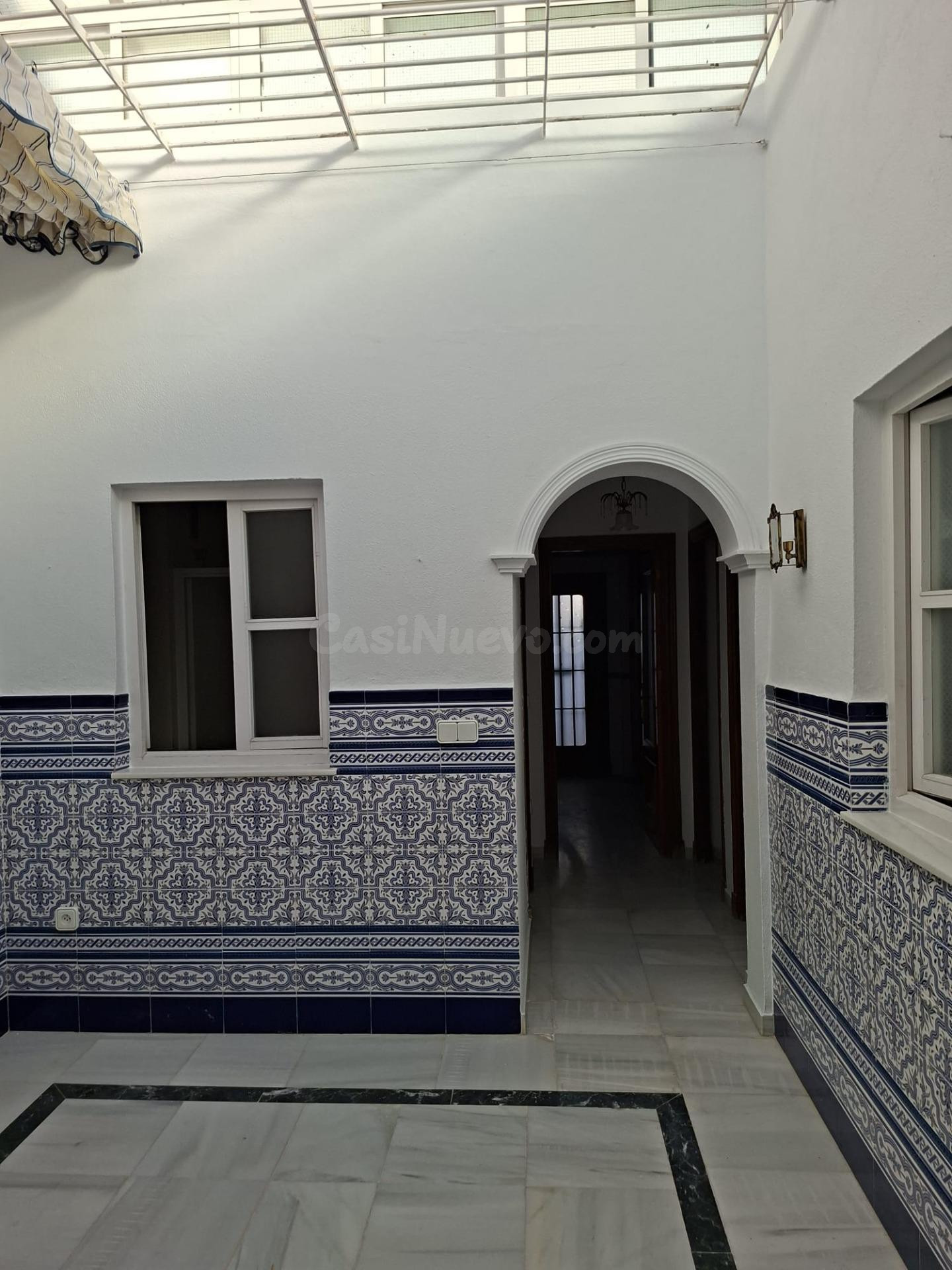 CASA UNIFAMILIAR CON PATIO CERCA DEL CENTRO DE CHICLANA