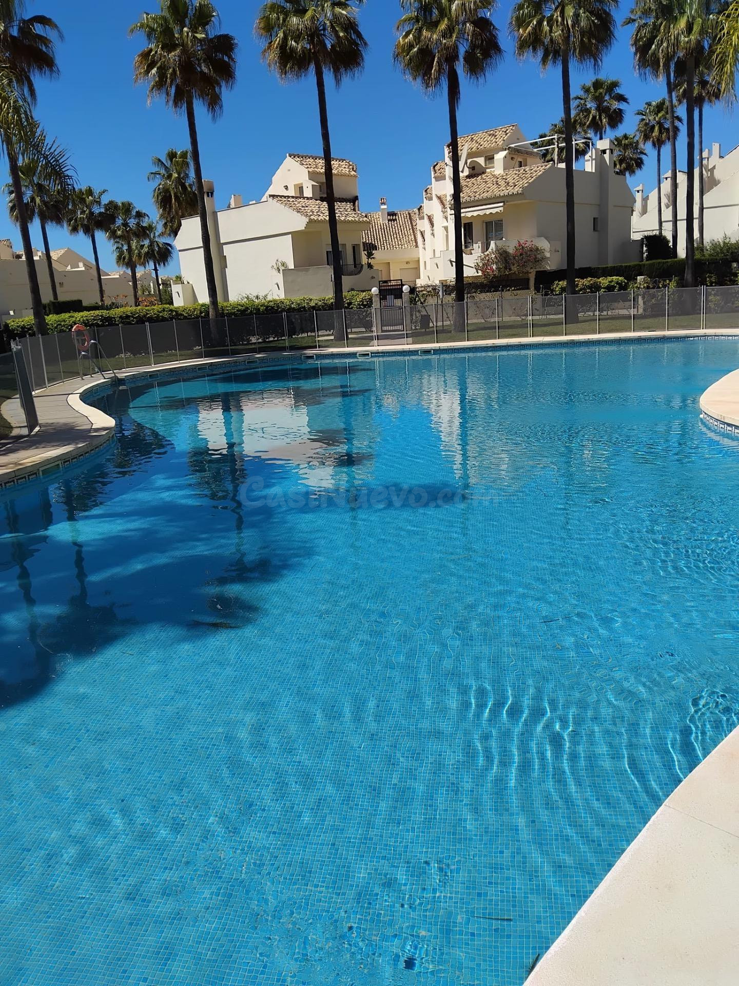 Exclusivo adosado en primera línea de playa en Costabella, Marbella  Precio: 790.000 €