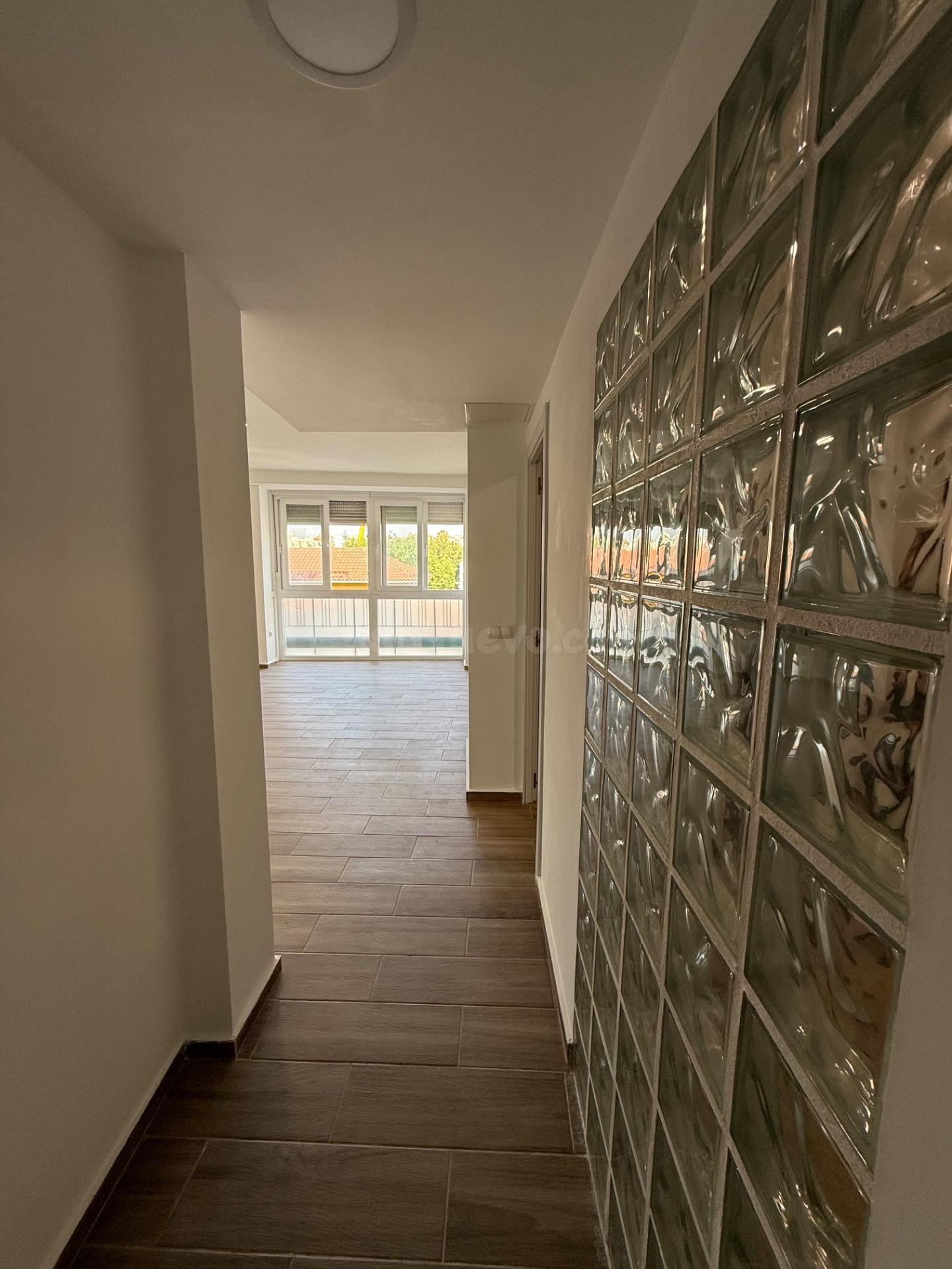 Piso totalmente reformado de 3 dormitorios con 2 baños en Calle Eugenio Gross – Málaga  325.000 €