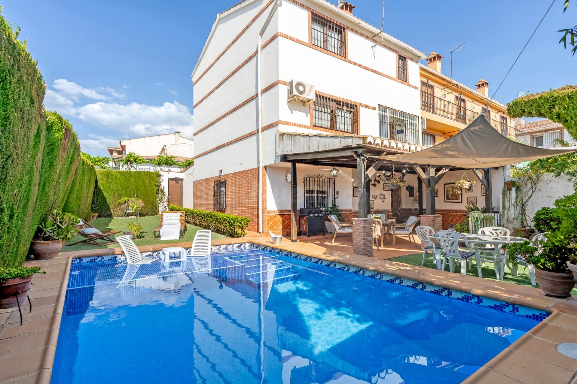 FANTÁSTICO CHALET CON PISCINA EN JUN