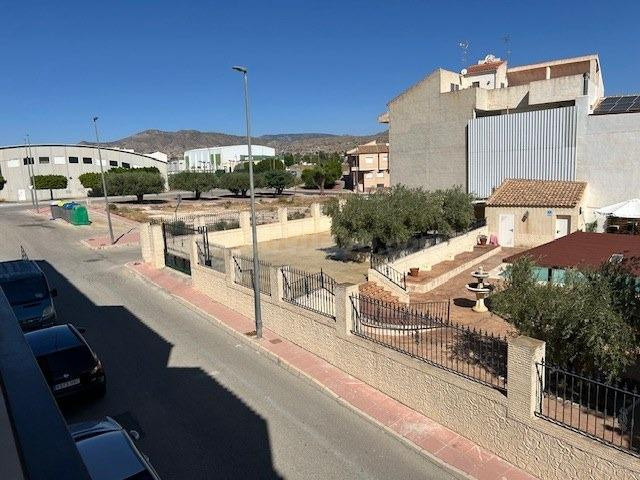 vivienda distribuida en dos plantas consolidada