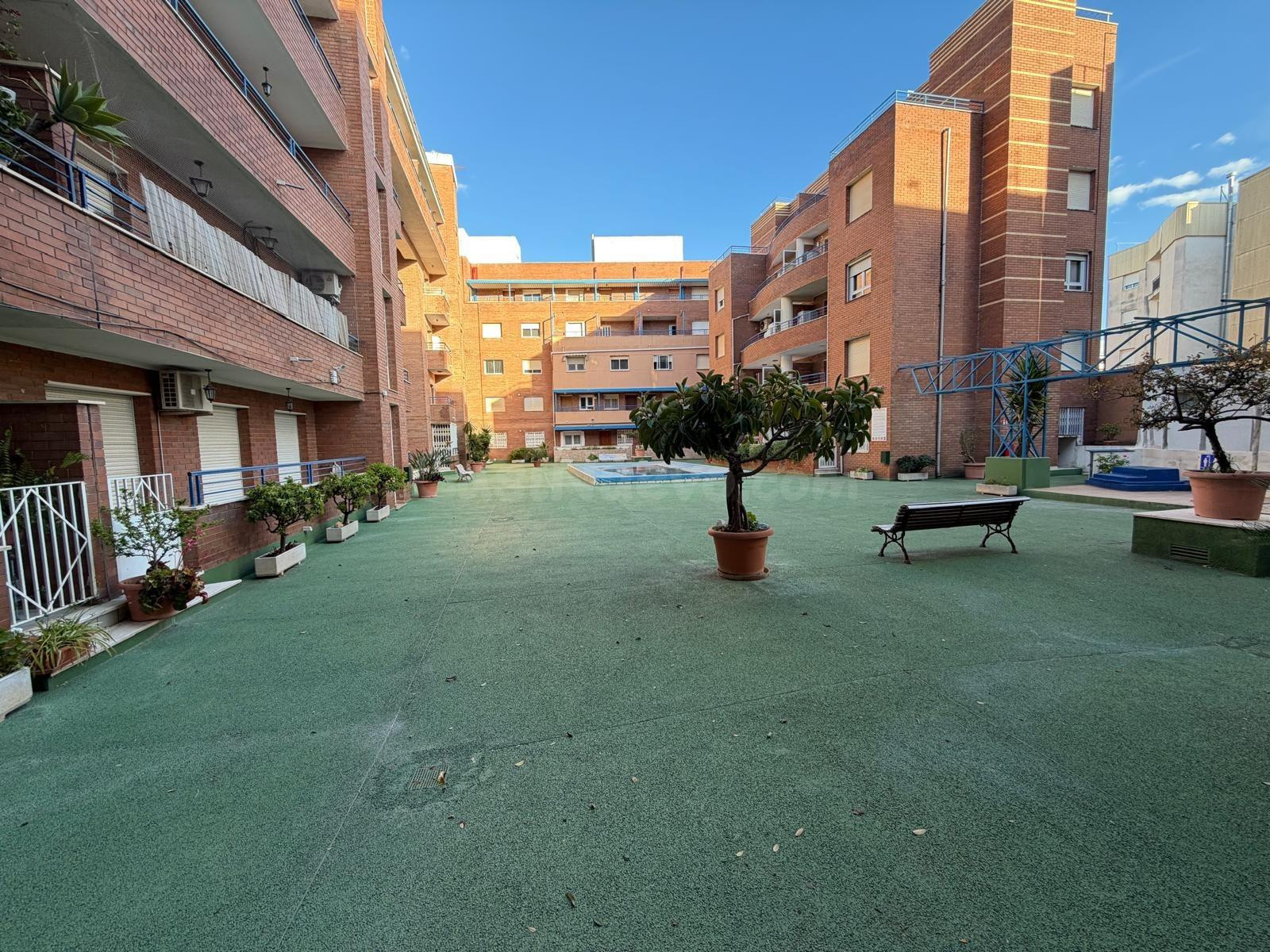 EXCLUSIVA VIVIENDA EN VINAROZ A POCOS METROS DEL MAR – AMPLITUD, PISCINA Y PARKING