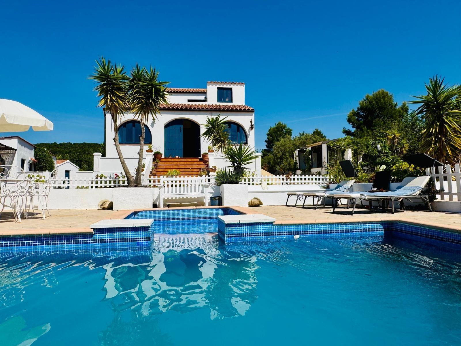 Finca Rústica de 16.000 M2, con gran Masía, piscina y vistas al mar