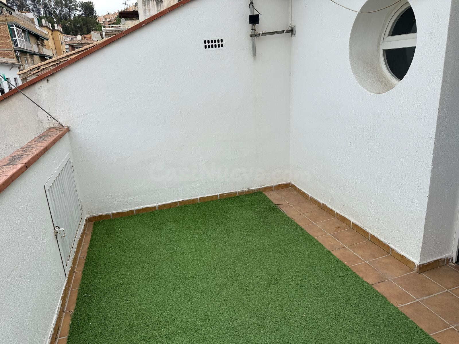 SE ALQUILA APARTAMENTO CON PEQUEÑA TERRAZA JUNTO AL CAMPUS DE CARTUJA