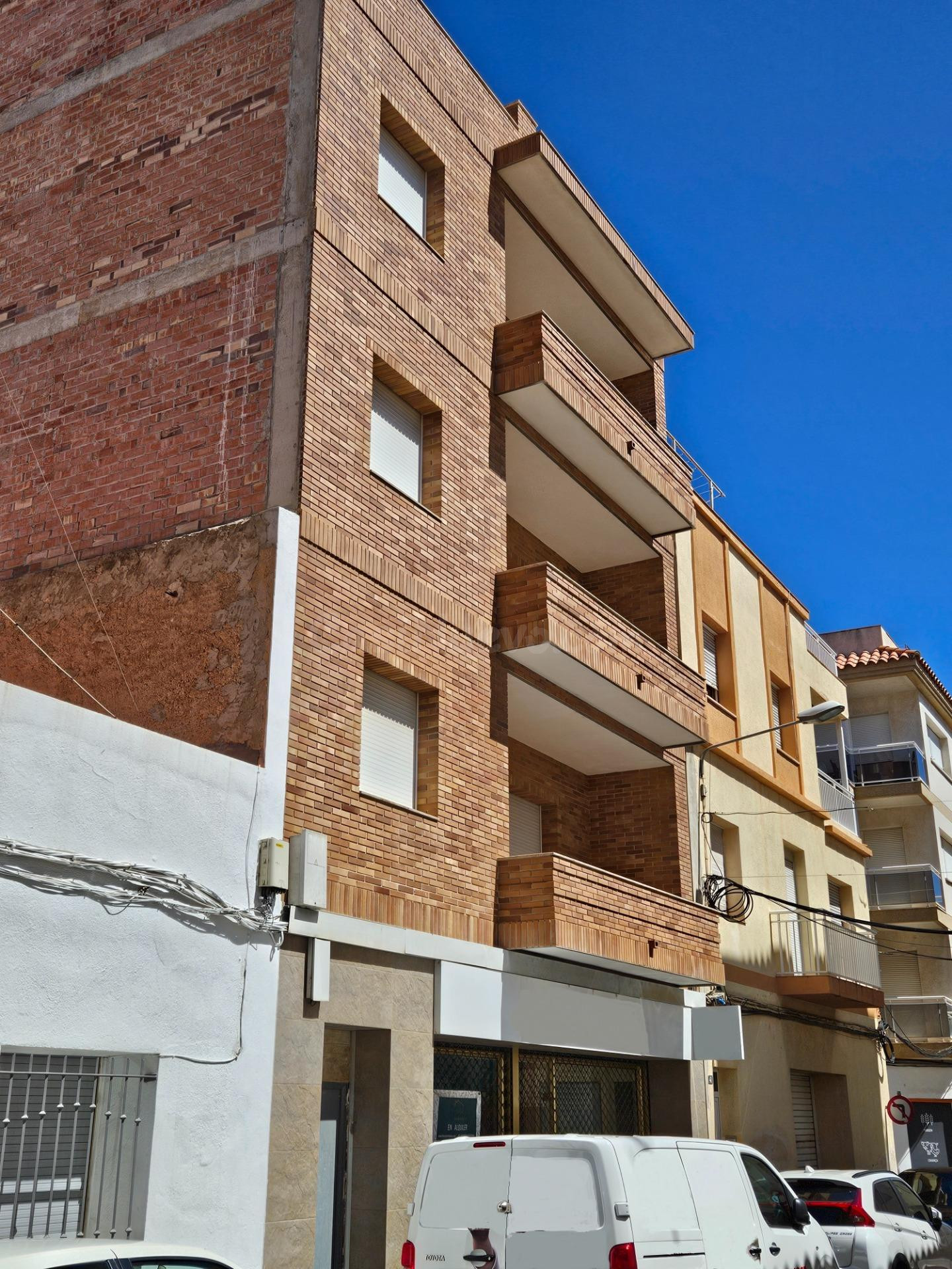 Edificio con pisos de obra nueva con muchas posibilidades