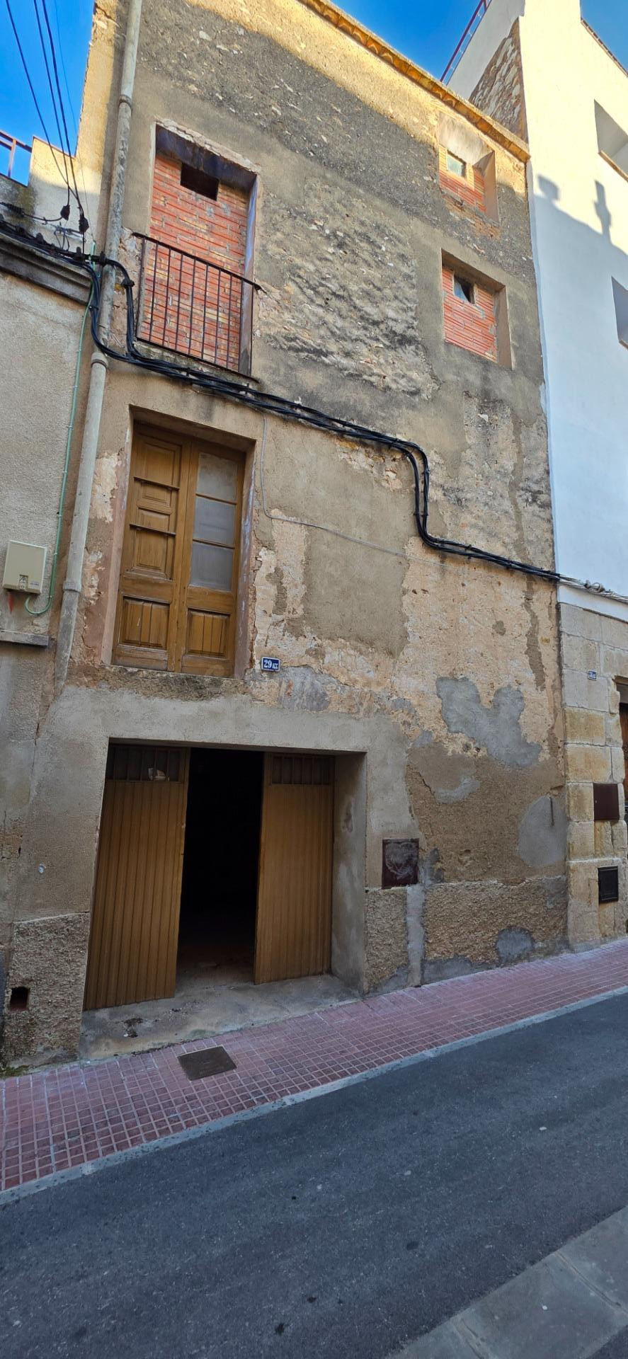 ¡Oportunidad única! Edificio en venta en el centro histórico de El Perelló – 339 m2 para reformar