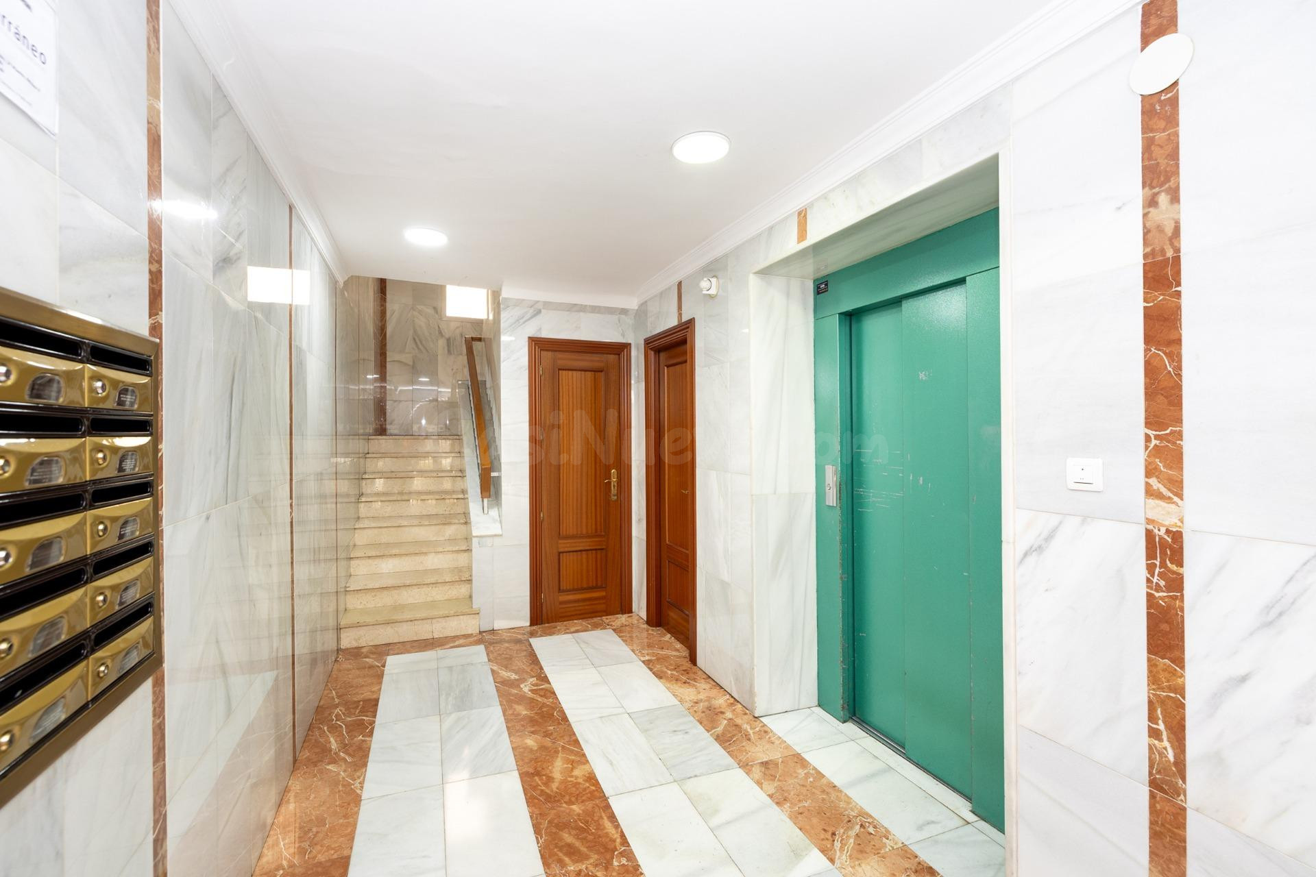 SE VENDE AMPLIO PISO EN GRANADA ZAIDÍN ESQUINERO EXTERIOR