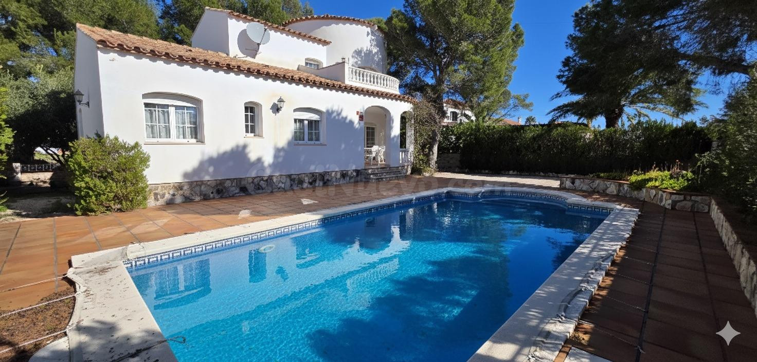 Chalet unifamiliar a 100 m del mar con piscina y amplia parcela en l’Ametlla de Mar