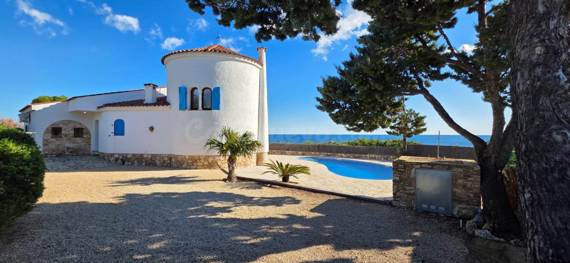 Chalet exclusivo en primera línea de mar con vistas panorámi