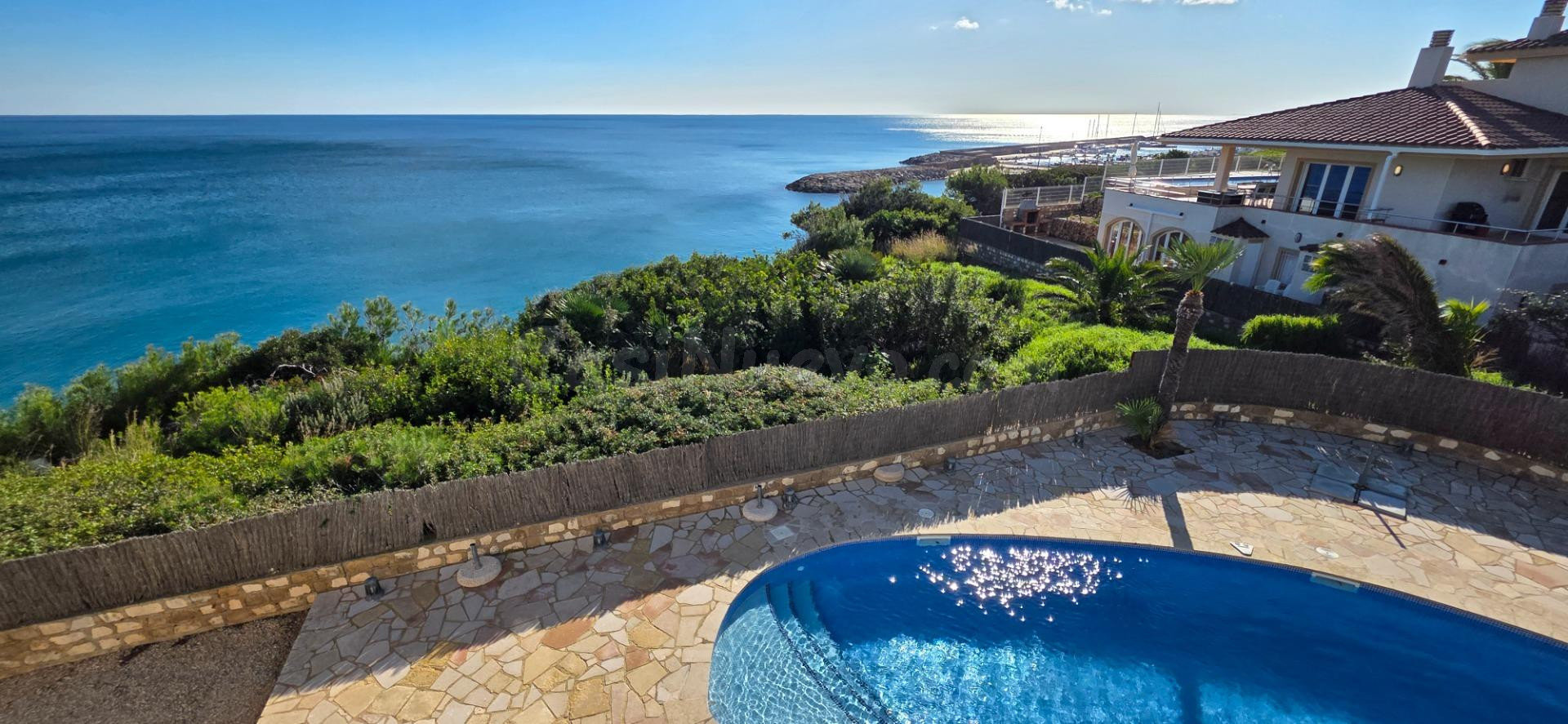 Chalet exclusivo en primera línea de mar con vistas panorámi - foto 2