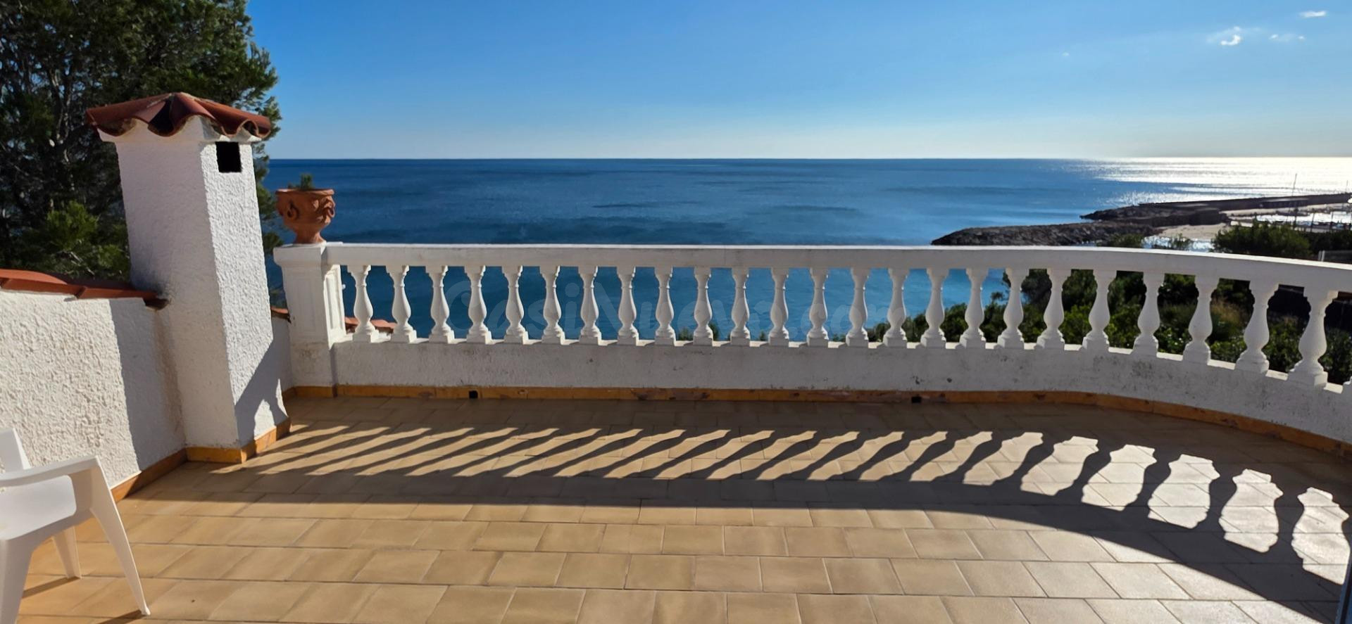 Chalet exclusivo en primera línea de mar con vistas panorámi - foto 3