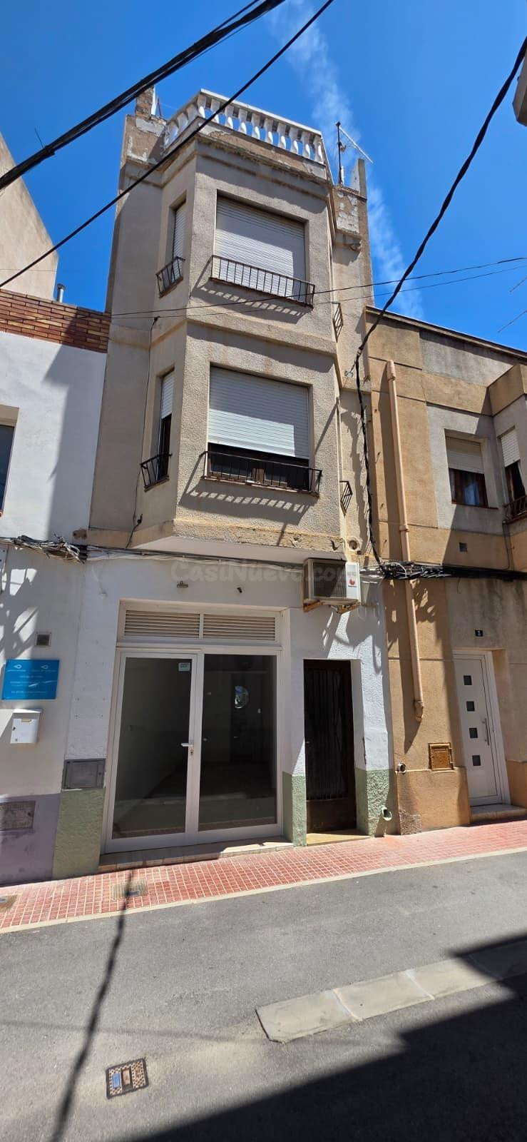 Casa con Local Comercial en Ubicación Estratégica Frente al Ayuntamiento de El Perelló