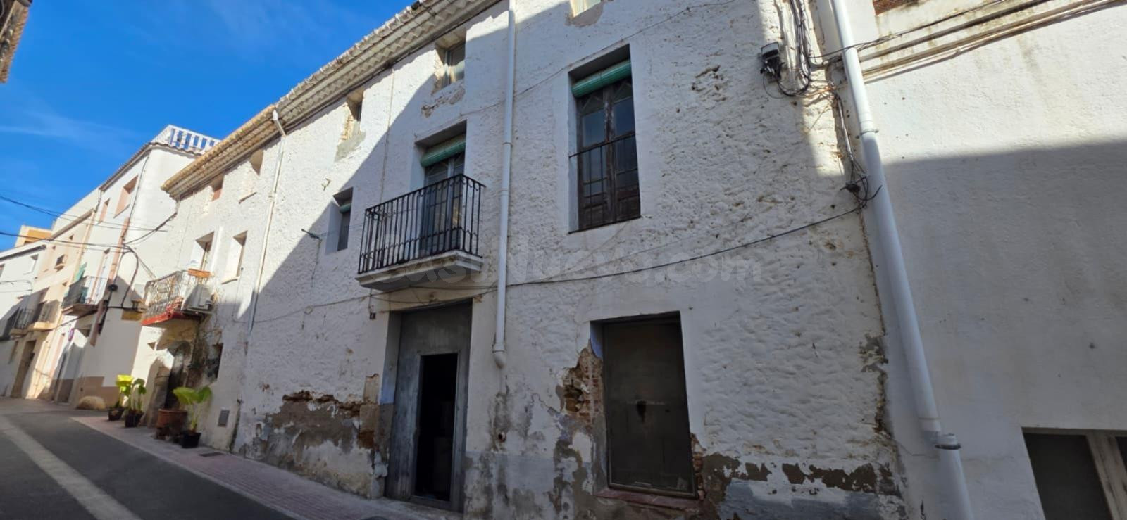 Gran casa con carácter para rehabilitar en el centro de El Perelló, a 6 km del mar